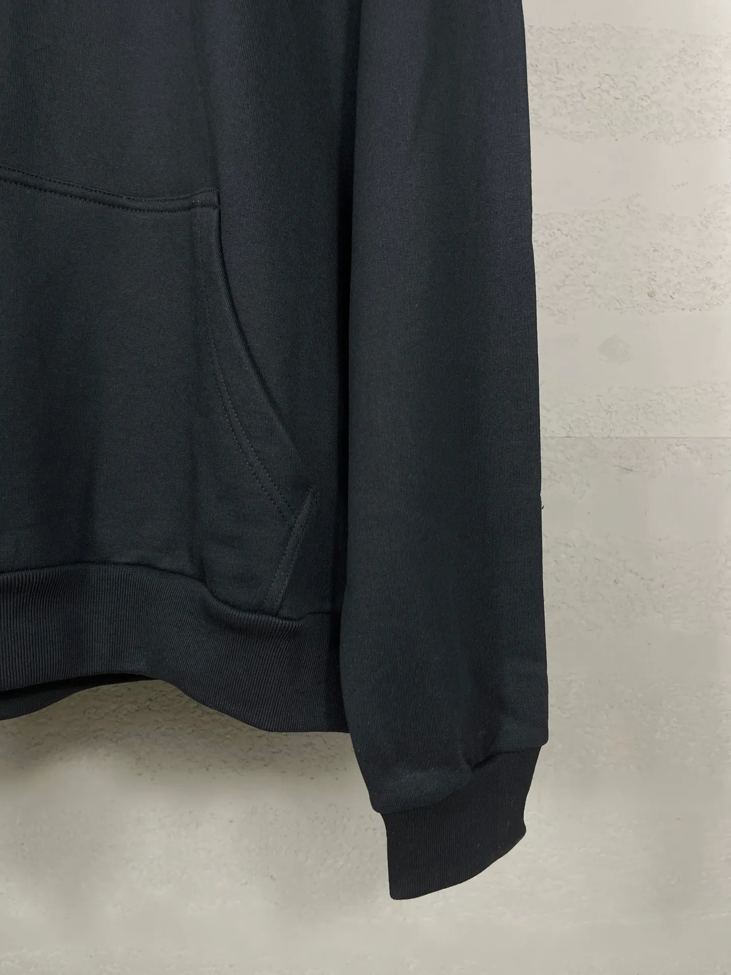 🅿️320 real photos [Top version. Official website quality] BALENCI*GA/Paris #2025 autumn and winter new style front and rear letter LOGO embroidered tape taped hooded sweatshirt. Full sense of design, welcome to compare. The fabric is made of Paris ZP custom-woven and dyed cotton sweatshirt. The weight is 460 grams. The cloth surface is clean. The cloth pattern is clear, soft and comfortable. The threads are dyed with no color difference. The classic letter LOGO is embroidered with imported Tajima embroidery machine. The tape is stamped with imported transparent glue. The effect is three-dimensional. Restore the brick cabinet, adopt OS loose shoulder style. Same style for men and women. Code: BL259910 Color: black, sky blue Size: XS S M L