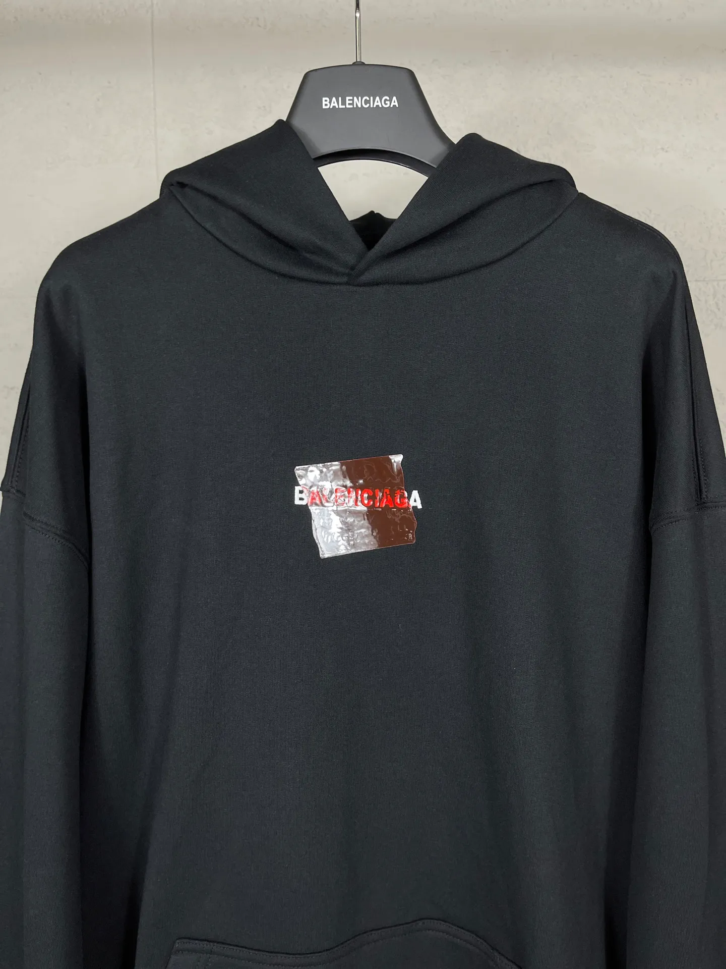 🅿️320 real photos [Top version. Official website quality] BALENCI*GA/Paris #2025 autumn and winter new style front and rear letter LOGO embroidered tape taped hooded sweatshirt. Full sense of design, welcome to compare. The fabric is made of Paris ZP custom-woven and dyed cotton sweatshirt. The weight is 460 grams. The cloth surface is clean. The cloth pattern is clear, soft and comfortable. The threads are dyed with no color difference. The classic letter LOGO is embroidered with imported Tajima embroidery machine. The tape is stamped with imported transparent glue. The effect is three-dimensional. Restore the brick cabinet, adopt OS loose shoulder style. Same style for men and women. Code: BL259910 Color: black, sky blue Size: XS S M L