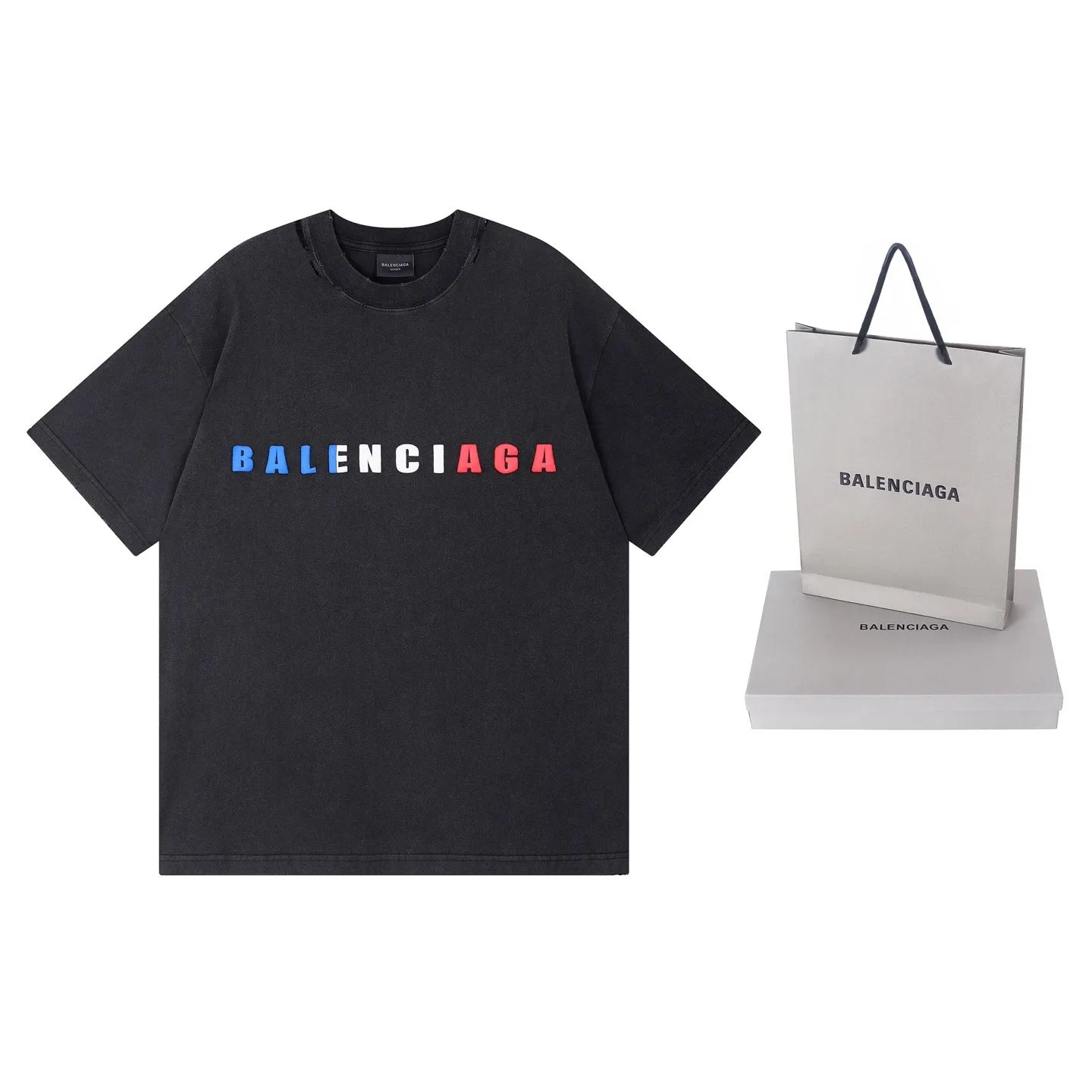 🅿️190 Detail Picture [Top version. Official website quality] BALENCI*GA/Paris. 25ss latest model. Paris English color LOGO foam printed washed and distressed short-sleeved T-shirt. Brick cabinet synchronization. The fabric is made of Paris ZP custom-woven and dyed 100% cotton double yarn compact cotton. The weight is 260 grams, the cloth surface is clean. The cloth pattern is clear, soft and comfortable, and the thread is dyed with no color difference. The classic pattern is foam printed using environmentally friendly imported materials, with clear letters and a strong three-dimensional feel. Restored brick cabinet. The garments were washed and aged, and polished by many hands. Produced by ultra-heavy craftsmanship, the market currency is very different, welcome to compare. The version adopts OS loose shoulder design. The same style for men and women. Code: BL253686 Color: black, floral gray Size: XS S M L
