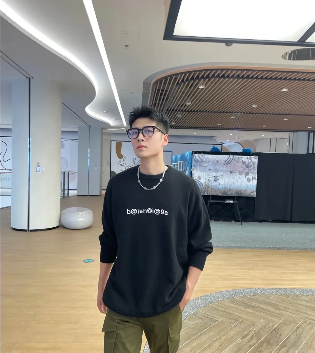 ♻️💯Reference model picture for the upper body❤️The top tested version of Balenciaga mailbox letter logo pure cotton loose cotton short sleeves for men and women couples. A simple basic T. Simple short sleeves that you can fall in love with at first sight. The Blcg mailbox logo on the chest is simple and beautiful. It is operated by an imported elliptical machine, without burrs and neatly aligned! The fabric is made of 260g double-ply double-yarn plain cotton fabric, which is different from the low-end version. The color is also super beautiful. It’s the best price! ! ! ! !  Color: black, white, fog blue, khaki, lake green Size: XS-L P:240