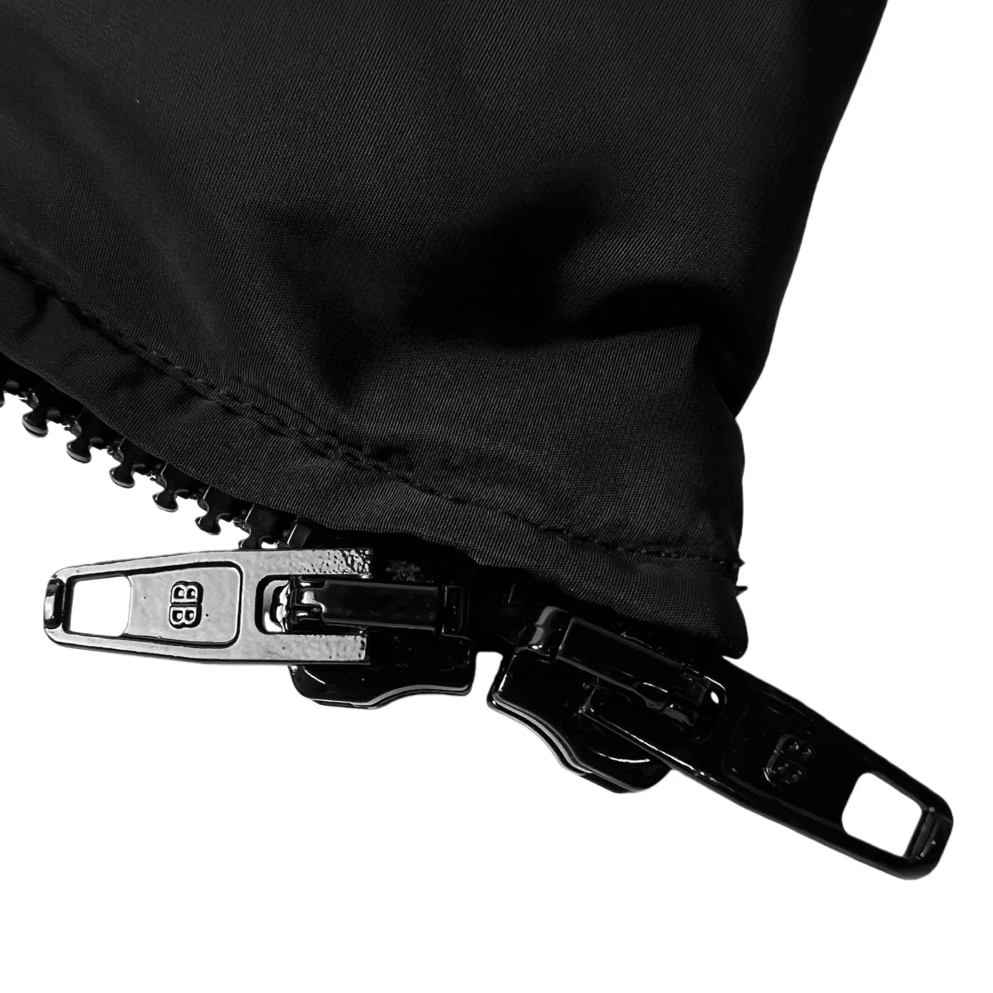 🅿️590 BLCG back neck letter embroidered waist cotton jacket. Original purchase and development of 23,500. The fabric is made of customized high-density nylon soft silk. It is delicate and smooth, comfortable and close to the skin. It uses classic black as the curtain to give deep sensory luxury. Use deconstruction as the knife and the future as the ink. Unique waist design. Rebellion from hiding to emphasizing. It is the visual anchor of the style. Balenciaga logo embroidery is embellished on the back collar. Low-key and powerful, highlighting the brand style. Leading the fashion trend with forward-looking design concepts. Enjoying a new level of fashion, using imported machine embroidery technology. Using advanced computer control systems and precision mechanical parts to realize Balenciaga embroidery operations with high precision. The lines are smooth and delicate, and the pure manual water disassembly process. After completing the initial combination of the lining cloth and the cotton piece, the craftsmen will further adjust and disassemble it in the water. The lining cloth and the cotton piece can achieve a perfect combination, making the lining cloth and the cotton piece more closely combined. Beautiful and neat, the template machine opens the bag. The preset template guides the position, shape and size of the bag opening. The accuracy ensures the quality of the bag opening effect. Size:S-M-L