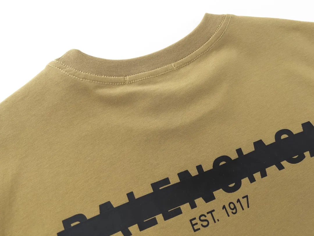 🅿️166 Detailed picture [Top version. Official website quality] BALENCI*GA/Paris. Seal letter LOGO printed short-sleeved T-shirt. Brick cabinet synchronization. The fabric is made of Paris ZP custom-woven and dyed 100% cotton double yarn compact cotton. The weight is 260 grams, the cloth surface is clean. The cloth pattern is clear, soft and comfortable. The threads are dyed with no color difference. The classic pattern is printed with environmentally friendly imported materials and precision printing screens, with clear letters and three-dimensional effect. Different market currency, welcome to compare, the version adopts OS loose shoulder version. Same style for men and women Coding: BL223032 Color: black, white, floral gray, khaki, blue Size: XS to L