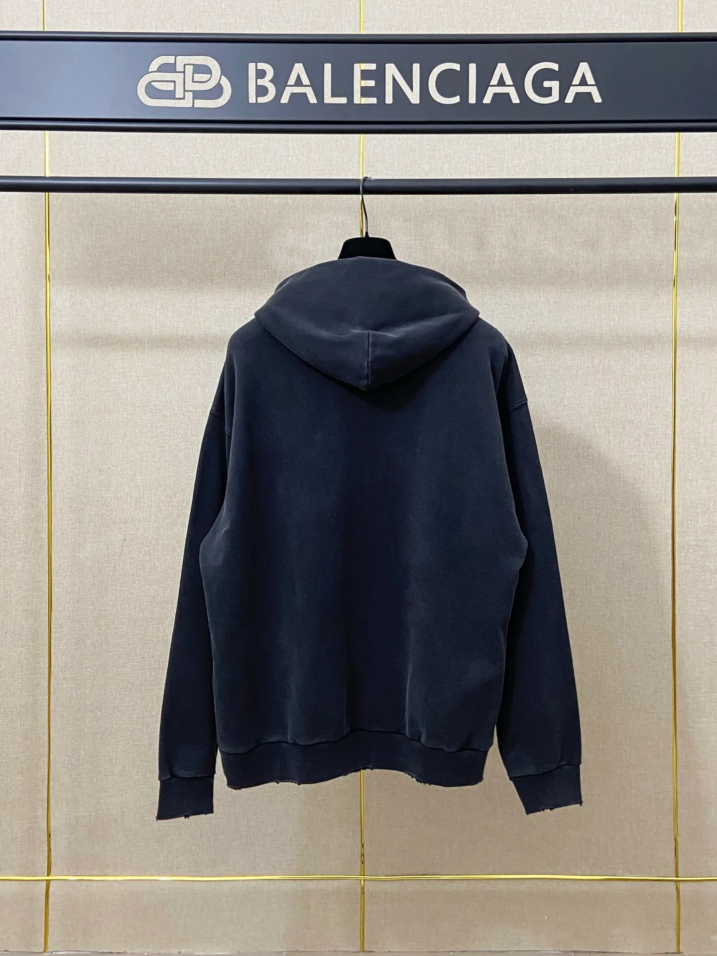 🅿️300 7203 Actual pictures Top version [[BALENCIA*GA] official website quality Paris new wheat ear LOGO front embroidery hooded sweatshirt OS version Loose dropped shoulders Unisex style Fabric: 480g 100% cotton terry Davidson Technique: Front embroidery Garment wash Distressed Frayed Styling Solid color Color: Washed black Size: XS S M L
