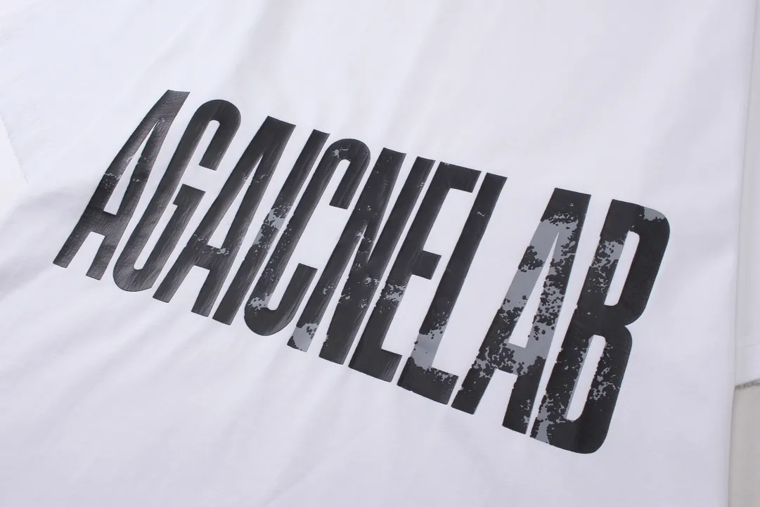 🅿️180 real photos [Top version. Official website quality] BALENCI*GA/Paris. SS24 latest model, Paris anti-letter art destruction crack print short-sleeved T-shirt. Brick cabinet synchronization. Genuine product development at the first time, happy to print and compare! The fabric is made of Paris ZP custom-woven and dyed cotton double yarn. Weighing 260 grams, the cloth surface is clean. The cloth pattern is clear, soft and comfortable. The threads are dyed with no color difference. The printing uses environmentally friendly imported materials. The letters are clear and the effect is three-dimensional. The version adopts OS loose shoulder design. Same style for men and women. Code: BL223398 Color: black, white Size: XS S M L