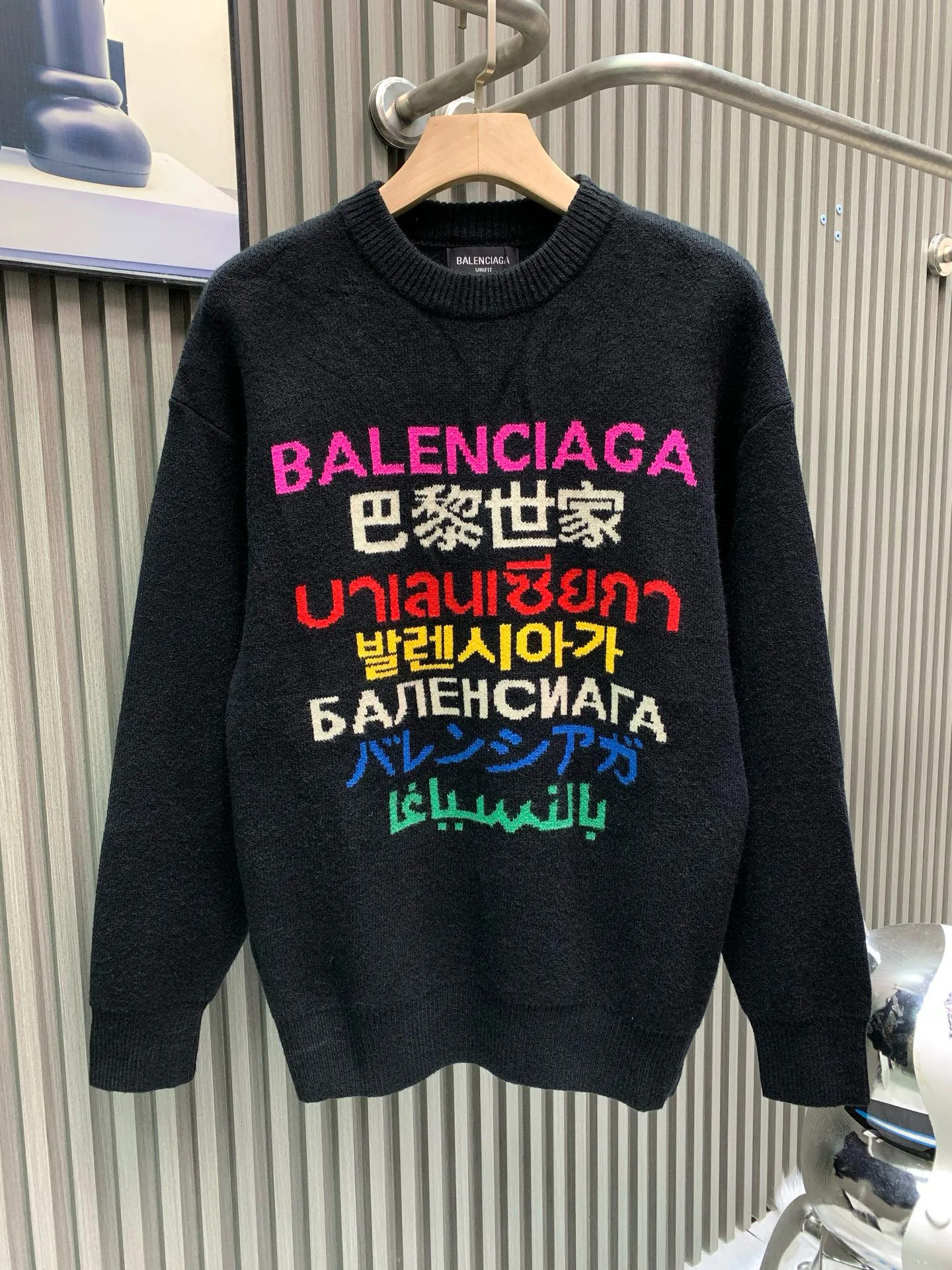 🅿️330 🀄️ BALENClAGA Balenciaga Autumn and Winter New Multi-Language Couple Versatile Knitted Sweater High Version⚠️High Version⚠️ Exclusively launched on the entire network. The versatile style has perfect details. The original fabric is the same style as the Internet celebrity. It feels very comfortable, fashionable and personalized. It is super versatile and good-looking. It is very suitable for both men and women. It is a must-have for everyone. It has three standards.