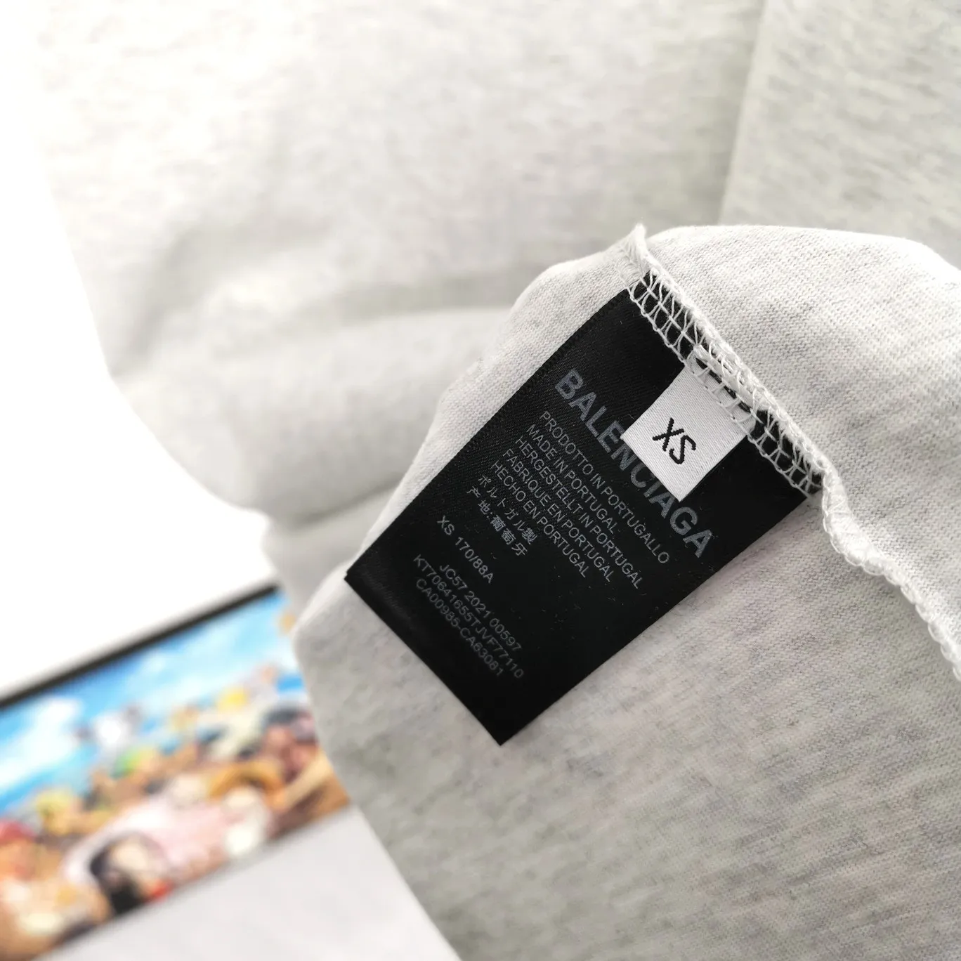 The top tested version of BALENCIAGA with large LOGO basic letters on the back, pure cotton loose fit for male and female couples, the same fashion brand high-end short-sleeved T-shirt. The god of simplicity in Paris, a volume sought after by many stars. Lisa’s favorite basic short-sleeved Paris style, which has a very high appearance rate. Wear alone, paired with jeans, shorts, and sweatpants, it's a versatile style. Xiaohongshu, a hot item on INS, a must-have for Paris fans.  The printing uses white glue as a base, coupled with Kornit direct injection, which ensures the anchorage of the printing and machine washing without any pressure. However, everyone should pay attention to something. The printing of this model is not thick glue, and the printing surface is not shiny. Please pay attention to the importance of version. Don't make a pattern based on the pictures. If you don't have the original version, you won't be able to make it look one to one like the original version. At most, you can just make a look. It's just a piece of clothing without a soul. The fabric is made of 24S 260g double yarn pure cotton fabric. The threads and fabric are custom woven and dyed in the same style, without color difference.  A complete set of customized tags, collar tags, washed, plastic bags, and most importantly, a complete set of bags, tag codes, and codes are all authentic.  Color: White, Black, Royal Blue, Apricot, Floral Gray, Pink Size: XS-L P:240
