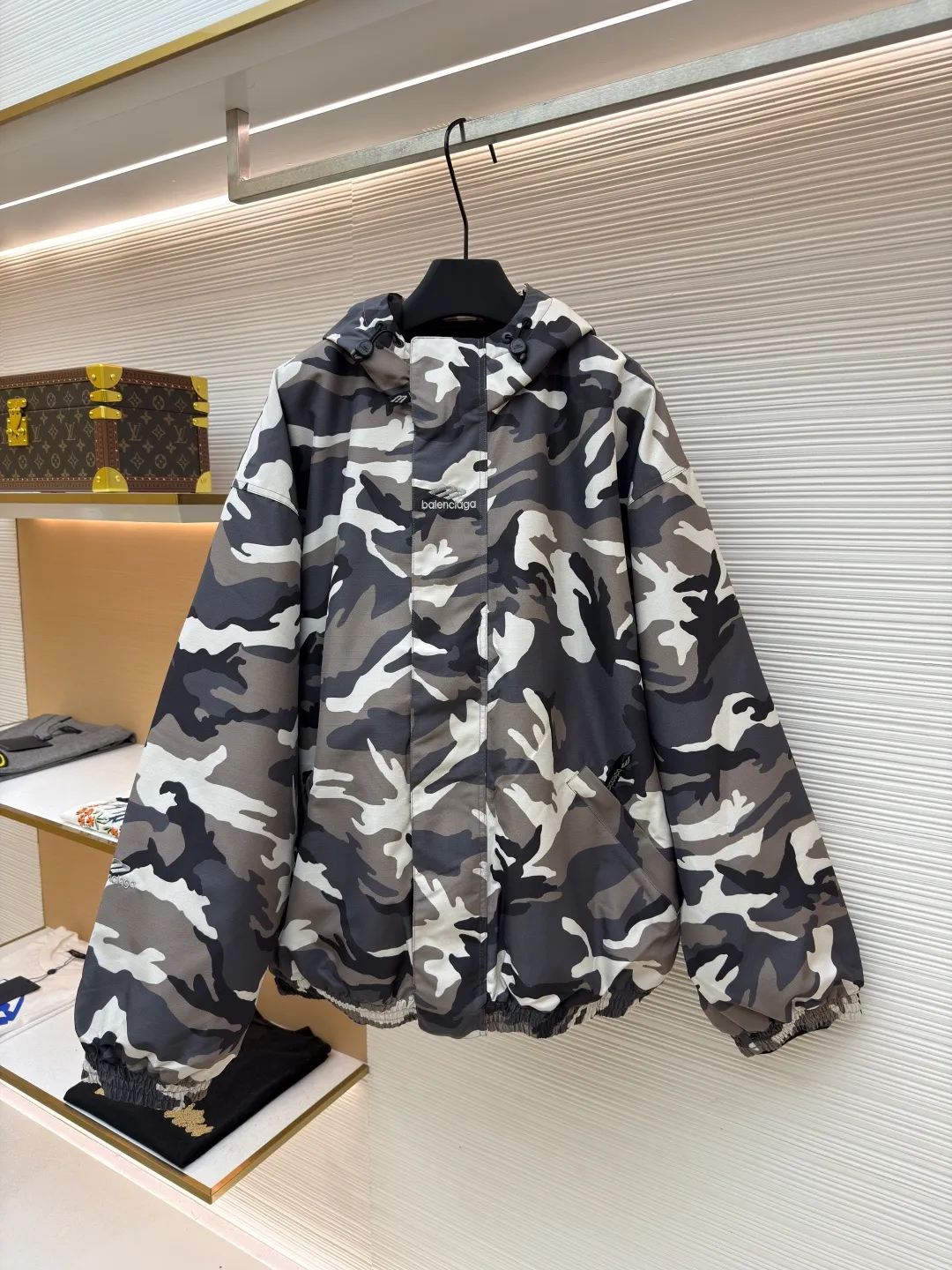 Balenciaga Camouflage Ski Series·Flight Jacket ●Original version: Purchased and developed by 22527 ●Item number: 1681684-E85 ●Fabric: Technical waterproof fabric ●Technology: Positioning cutting machine production ●Color: Gray ●Version: Loose version ●Weight: about 1485 grams ●Size: XS-S-M-L ●Description: The fabric uses advanced waterproof technology to effectively resist moisture penetration. The outer layer is equipped with camouflage pattern design. By utilizing the tight weaving of microfiber and adding a waterproof coating inside the fabric, the inner and outer double-layer waterproof and windproof functions are achieved. The interweaving method and density of the fabric's 7*8 plaid warp and weft yarns are precisely controlled to form a specific plaid pattern; to ensure the uniformity and stability of the fabric. The surface forms an obvious concave and convex texture, thereby enhancing the three-dimensional sense of the fabric. The plaid design not only makes the fabric more visually beautiful, but also enhances the structural stability and durability of the fabric. This fabric is a special structural material used to prevent ice and snow from accumulating and penetrating. It has excellent elasticity to ensure a tight fit and prevent ice and snow from penetrating. The material has been specially treated to have excellent wear resistance and can resist scratches and wear from sharp objects such as ice, snow, rocks, etc. The overall wiring is straight and delicate, the fabric is comfortable and soft, and the color is consistent without color difference. It can be matched with the same style to create a fashionable look and control various occasions. Customized accessories, complete with three standards, same style for men and women!