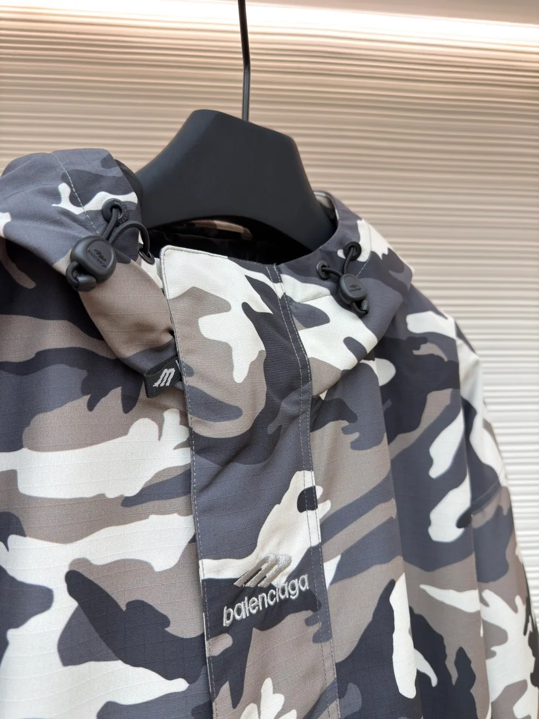 Balenciaga Camouflage Ski Series·Flight Jacket ●Original version: Purchased and developed by 22527 ●Item number: 1681684-E85 ●Fabric: Technical waterproof fabric ●Technology: Positioning cutting machine production ●Color: Gray ●Version: Loose version ●Weight: about 1485 grams ●Size: XS-S-M-L ●Description: The fabric uses advanced waterproof technology to effectively resist moisture penetration. The outer layer is equipped with camouflage pattern design. By utilizing the tight weaving of microfiber and adding a waterproof coating inside the fabric, the inner and outer double-layer waterproof and windproof functions are achieved. The interweaving method and density of the fabric's 7*8 plaid warp and weft yarns are precisely controlled to form a specific plaid pattern; to ensure the uniformity and stability of the fabric. The surface forms an obvious concave and convex texture, thereby enhancing the three-dimensional sense of the fabric. The plaid design not only makes the fabric more visually beautiful, but also enhances the structural stability and durability of the fabric. This fabric is a special structural material used to prevent ice and snow from accumulating and penetrating. It has excellent elasticity to ensure a tight fit and prevent ice and snow from penetrating. The material has been specially treated to have excellent wear resistance and can resist scratches and wear from sharp objects such as ice, snow, rocks, etc. The overall wiring is straight and delicate, the fabric is comfortable and soft, and the color is consistent without color difference. It can be matched with the same style to create a fashionable look and control various occasions. Customized accessories, complete with three standards, same style for men and women!