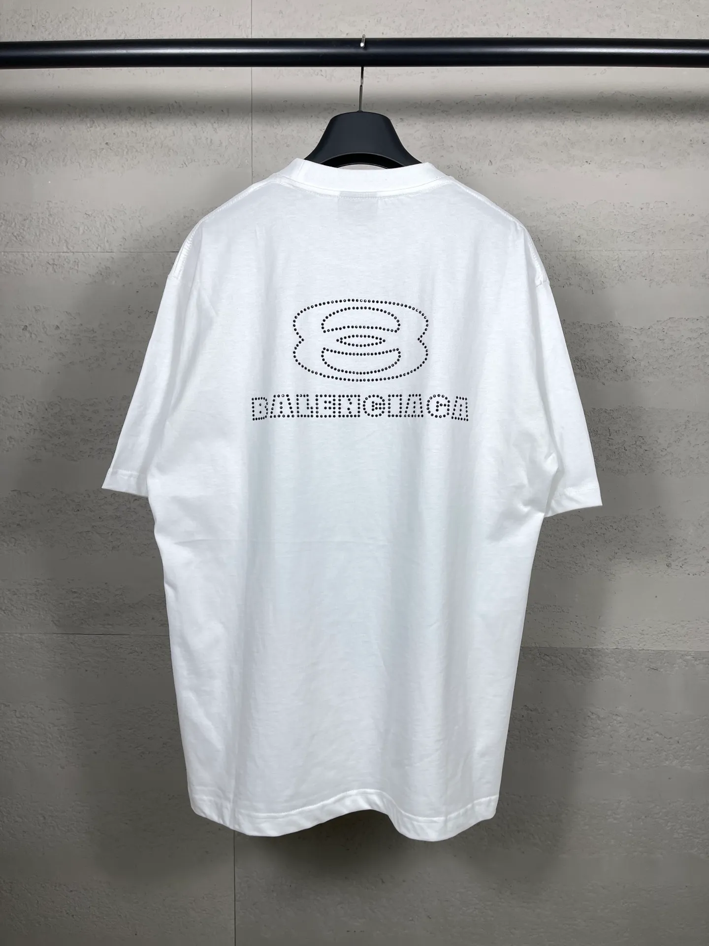 🅿️174 Actual pictures [Top version. Official website quality] BALENCI*GA/Paris BALENCI*GA# New style, classic LOGO hot-drilled short-sleeved T-shirt on the front and back. Brick cabinet synchronization. The fabric is made of Paris ZP custom-woven and dyed 100% cotton double yarn compact cotton. The weight is 260 grams, the cloth surface is clean. The cloth pattern is clear. Soft and comfortable. The color fastness is good. It is not easy to change color. The threads are woven and dyed with no color difference. The back hot drill uses imported drill, which has good gloss and is not easy to fall off. Jubie market makes goods based on pictures. Comparisons welcome. Restore the brick cabinet. The version adopts the OS loose shoulder version. Same style for men and women. Code: BL223355 Color: Black. White Size: XS to L