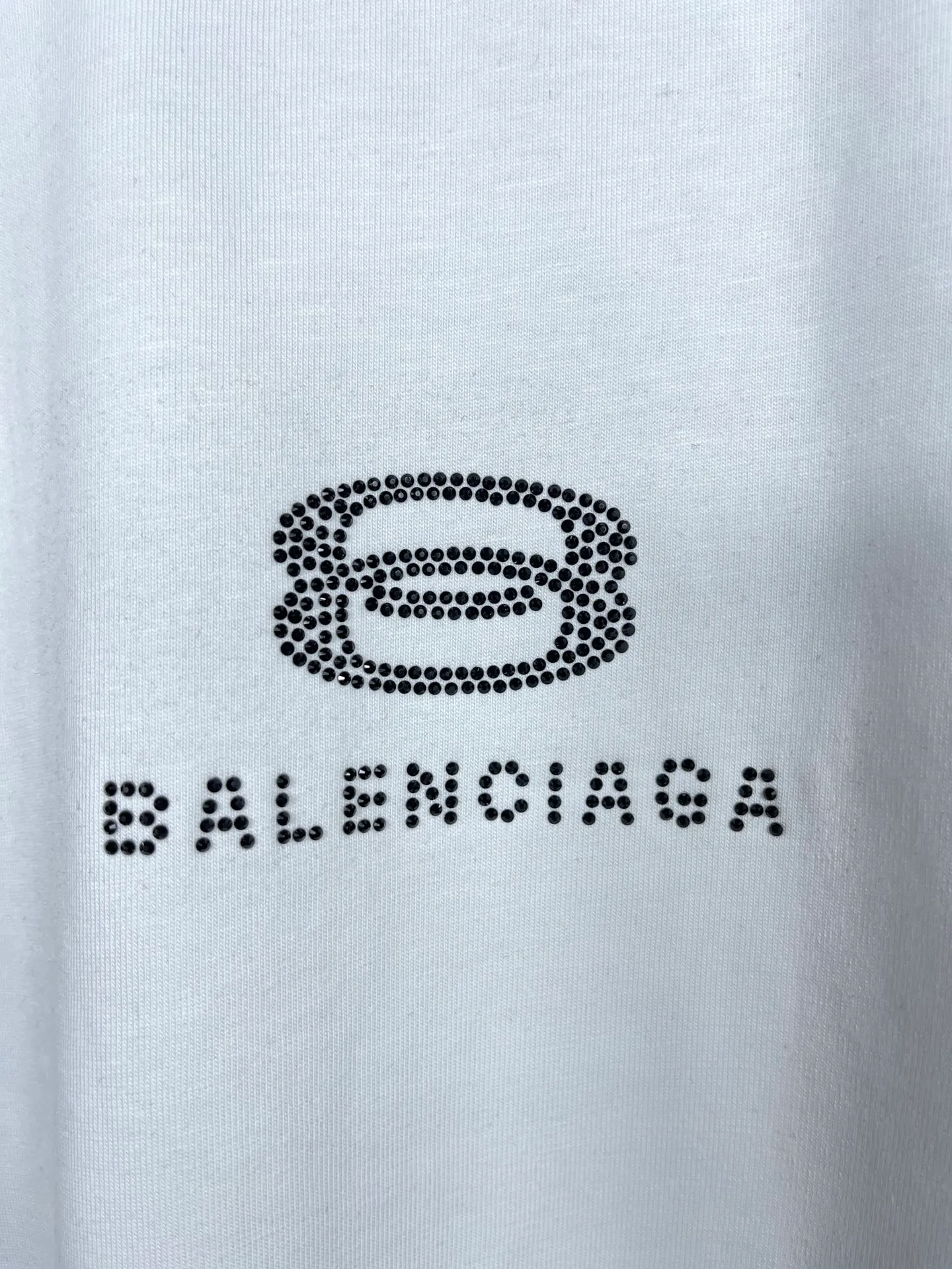 🅿️174 Actual pictures [Top version. Official website quality] BALENCI*GA/Paris BALENCI*GA# New style, classic LOGO hot-drilled short-sleeved T-shirt on the front and back. Brick cabinet synchronization. The fabric is made of Paris ZP custom-woven and dyed 100% cotton double yarn compact cotton. The weight is 260 grams, the cloth surface is clean. The cloth pattern is clear. Soft and comfortable. The color fastness is good. It is not easy to change color. The threads are woven and dyed with no color difference. The back hot drill uses imported drill, which has good gloss and is not easy to fall off. Jubie market makes goods based on pictures. Comparisons welcome. Restore the brick cabinet. The version adopts the OS loose shoulder version. Same style for men and women. Code: BL223355 Color: Black. White Size: XS to L