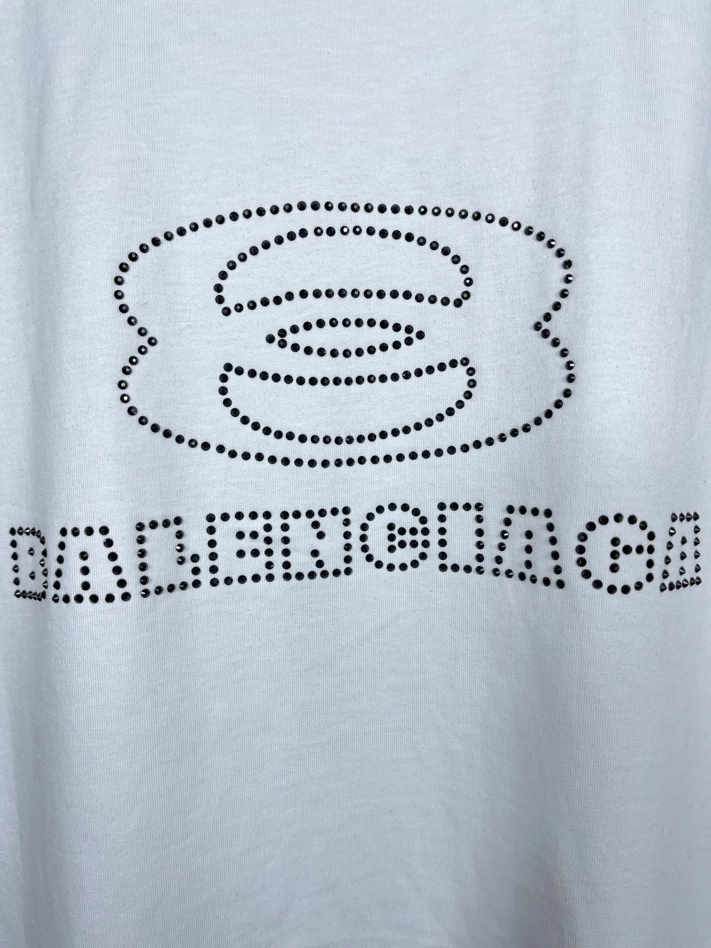 🅿️174 Actual pictures [Top version. Official website quality] BALENCI*GA/Paris BALENCI*GA# New style, classic LOGO hot-drilled short-sleeved T-shirt on the front and back. Brick cabinet synchronization. The fabric is made of Paris ZP custom-woven and dyed 100% cotton double yarn compact cotton. The weight is 260 grams, the cloth surface is clean. The cloth pattern is clear. Soft and comfortable. The color fastness is good. It is not easy to change color. The threads are woven and dyed with no color difference. The back hot drill uses imported drill, which has good gloss and is not easy to fall off. Jubie market makes goods based on pictures. Comparisons welcome. Restore the brick cabinet. The version adopts the OS loose shoulder version. Same style for men and women. Code: BL223355 Color: Black. White Size: XS to L