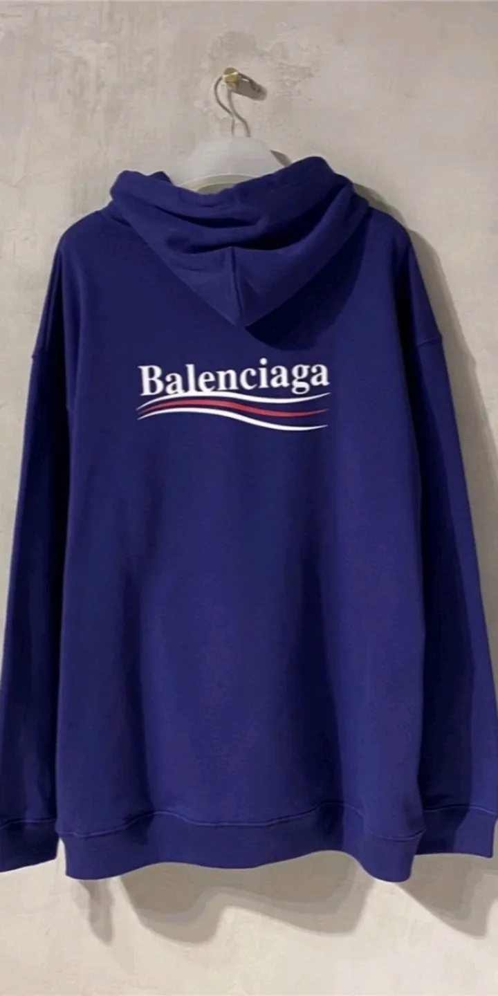 Real shot of the video - the top tested version of Balenciaga BALENCIAGA's classic Coke wave print hooded sweatshirt, developed from the original ZP version, 1:1 customized accessories and packaging (including logo Sydney paper + new moderator mark + washing + hangtag). The entire sweatshirt is made of 460g pure cotton large terry, and the wet weight can reach 490, giving it a full sense of thickness The printing uses the Israeli Kornit digital direct-injection process. The dye is added with 0.028 granular nano-plastics. When sprayed on the fabric, it has strong adhesion and is not afraid of strong washing and exposure (it is recommended to take care of the clothes), ensuring that the printing will not fall off after wearing. Customized washing, labeling, accessories, and hardware can reach professional standards. Whole piece of clothing, hat string, threaded fabric, produced in the same vat, 0 color difference, color: dark blue, size: XS-L P:450