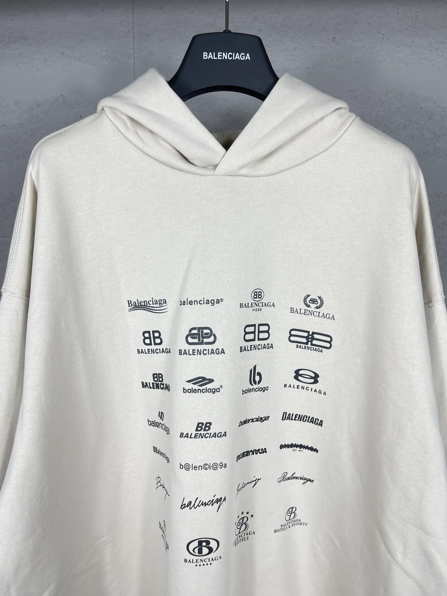 🅿️300 real photos [Top version. Official website quality] BALENCI*GA/Paris BALENCI*GA# 2023 spring and summer new style, printed with classic LOGO collection long-sleeved sweatshirt. 2023 autumn and winter new product. Brick cabinet synchronization. The fabric is made of Paris ZP custom-woven and dyed cotton double yarn sweatshirt. The weight is 450 grams, the cloth surface is clean. The cloth texture is clear. Soft and comfortable. Good color fastness. Not easy to change color. The threads are woven and dyed with no color difference. The printing uses imported environmentally friendly rubber paddles, precision stencils, fine LOGO letters, clear letters, no burrs, and a three-dimensional effect. Restore brick cabinet. The version adopts OS loose shoulder style. Same style for men and women. Code: BL238002 Color: black, beige, pink, smoke gray. Size: XS S M L