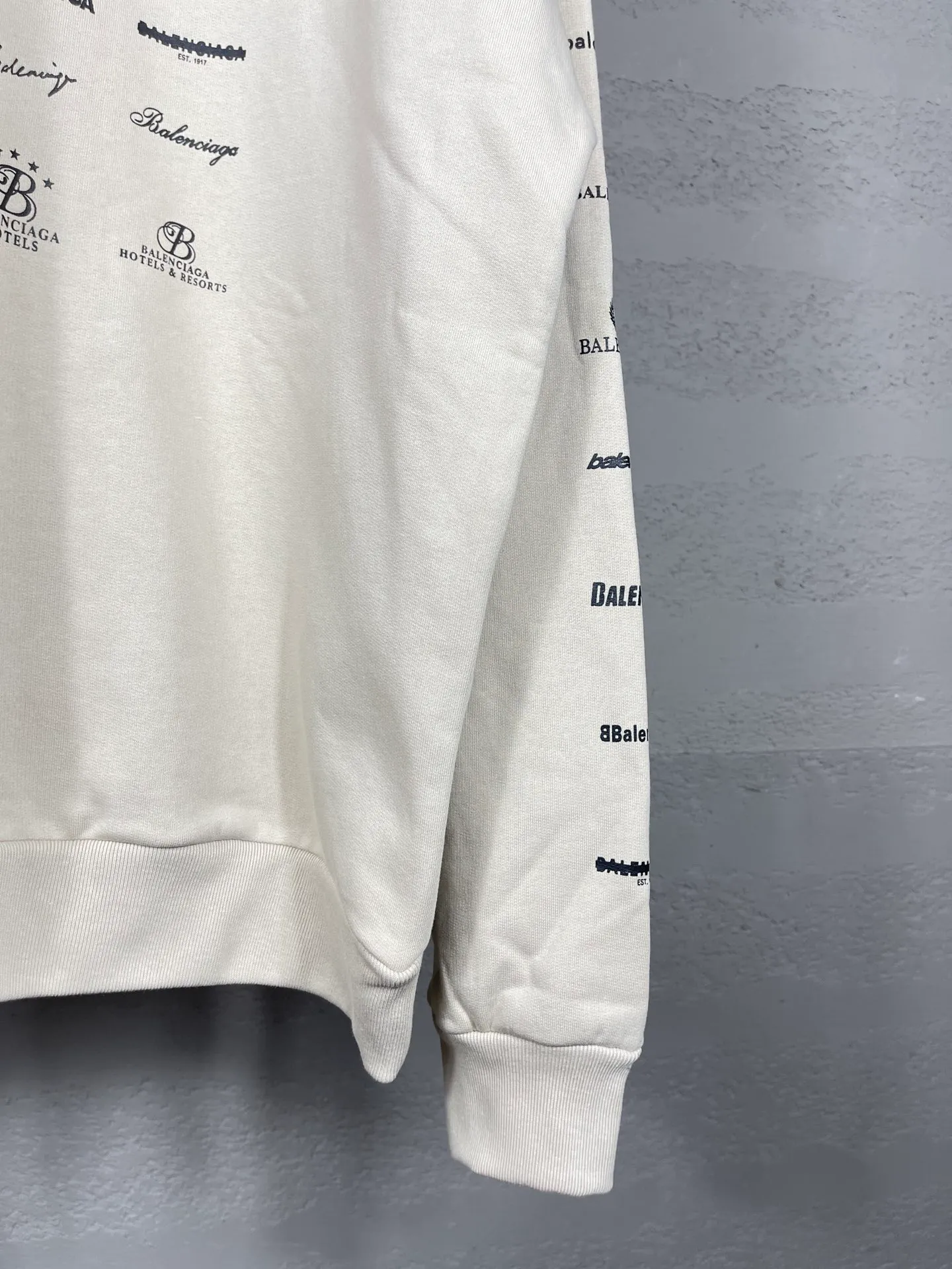 🅿️300 real photos [Top version. Official website quality] BALENCI*GA/Paris BALENCI*GA# 2023 spring and summer new style, printed with classic LOGO collection long-sleeved sweatshirt. 2023 autumn and winter new product. Brick cabinet synchronization. The fabric is made of Paris ZP custom-woven and dyed cotton double yarn sweatshirt. The weight is 450 grams, the cloth surface is clean. The cloth texture is clear. Soft and comfortable. Good color fastness. Not easy to change color. The threads are woven and dyed with no color difference. The printing uses imported environmentally friendly rubber paddles, precision stencils, fine LOGO letters, clear letters, no burrs, and a three-dimensional effect. Restore brick cabinet. The version adopts OS loose shoulder style. Same style for men and women. Code: BL238002 Color: black, beige, pink, smoke gray. Size: XS S M L