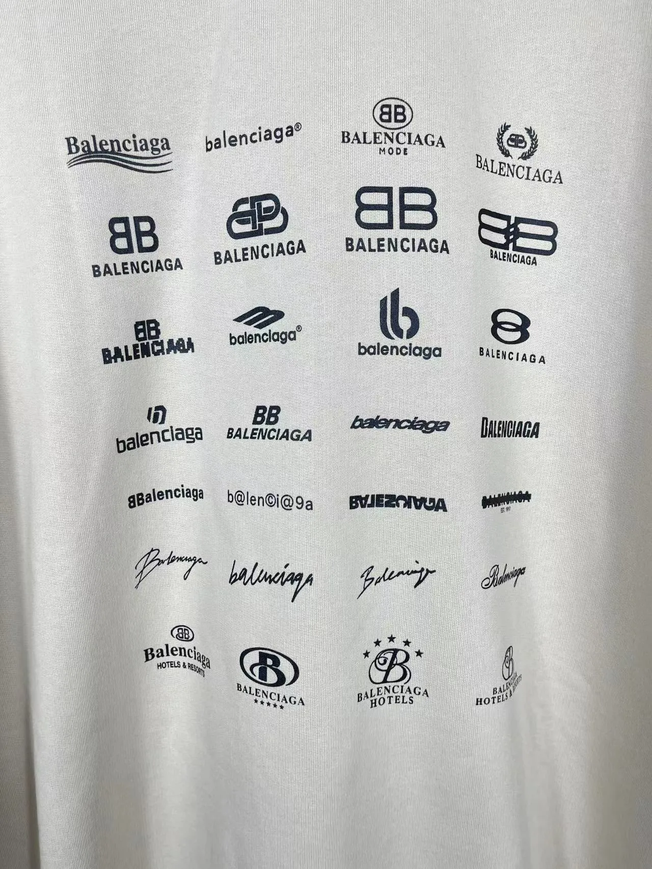 🅿️300 real photos [Top version. Official website quality] BALENCI*GA/Paris BALENCI*GA# 2023 spring and summer new style, printed with classic LOGO collection long-sleeved sweatshirt. 2023 autumn and winter new product. Brick cabinet synchronization. The fabric is made of Paris ZP custom-woven and dyed cotton double yarn sweatshirt. The weight is 450 grams, the cloth surface is clean. The cloth texture is clear. Soft and comfortable. Good color fastness. Not easy to change color. The threads are woven and dyed with no color difference. The printing uses imported environmentally friendly rubber paddles, precision stencils, fine LOGO letters, clear letters, no burrs, and a three-dimensional effect. Restore brick cabinet. The version adopts OS loose shoulder style. Same style for men and women. Code: BL238002 Color: black, beige, pink, smoke gray. Size: XS S M L