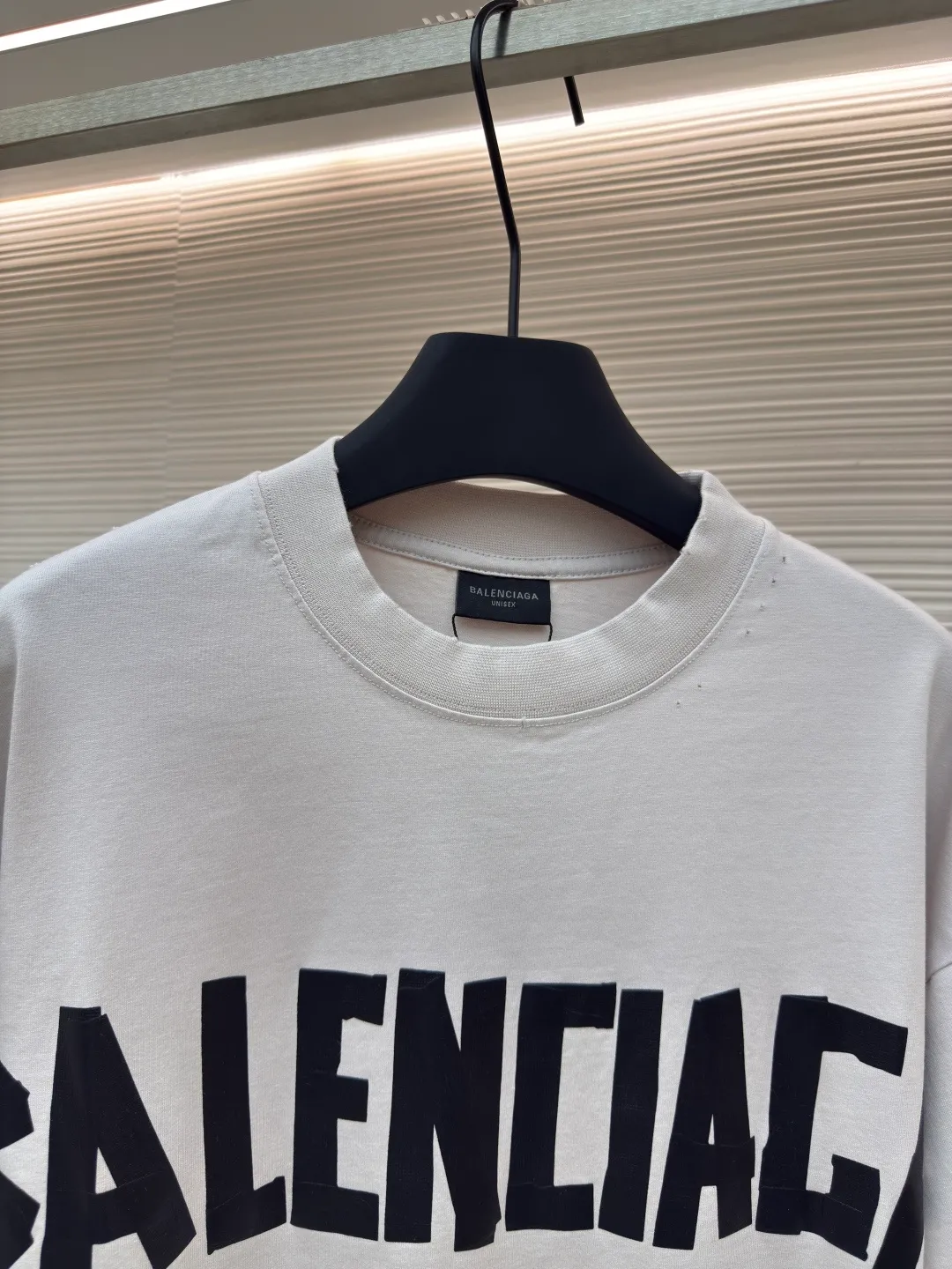 Balenciaga Masking Tape Short Sleeves ●Authentic product: Purchased and developed by 4479 ●Item No.: 1680271-A35 ●Fabric: Ribbed process ●Technology: Washed and brushed ●Version: Fitted version ●Weight: about 370 grams ●Size: 1-2-3-4 ●Description: The sleeves and hem are worn with a frayed effect. The lining is clean. No ends. No excess edges. The shoulders are frayed and the stitching is straight. Three-needle and five-thread craftsmanship. The shoulders are lined with taping. The fabric is made of distressed washed and brushed technology. The collar is designed with frayed holes. The ribbed fabric is custom-woven and dyed. The color is consistent and there is no color difference. Masking tape letters are used on the chest. The overall process of heavy craftsmanship. The washed fabric is comfortable and soft. The effect is worn and washed. The letters on the back are manually counter-positioned and shaped with a hot plate for glue printing. The overall wiring is straight and delicate, the fabric is comfortable and soft, and the color is consistent without color difference. It can be matched with the same style to create a fashionable look and control various occasions. Customized accessories, complete with three standards, same style for men and women!
