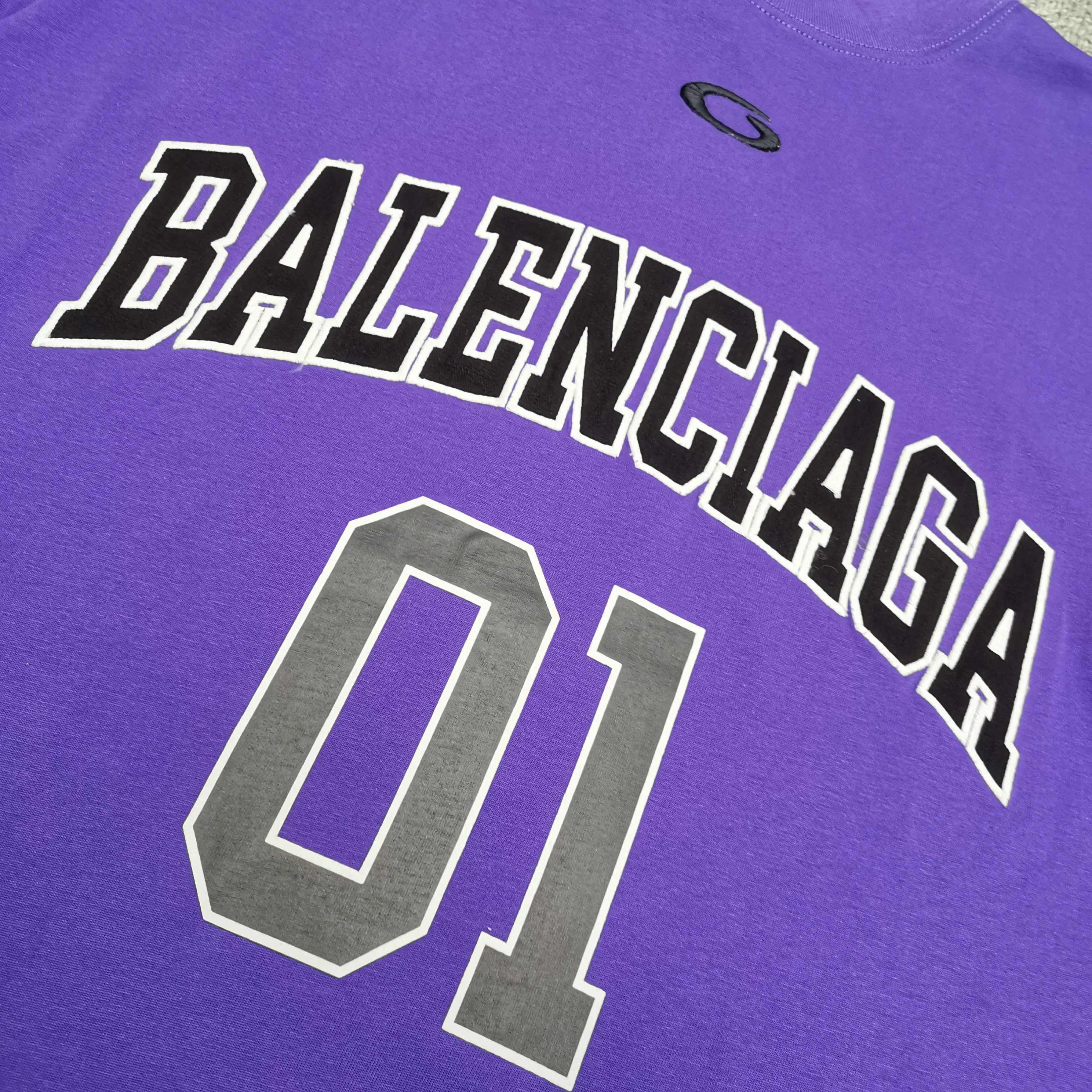 [Top version. Official website quality] BALENCI*GA/Paris.SS25 latest basketball uniform embroidered printed long-sleeved T-shirt. The front embroidery is embroidered and printed using a Tajima computer embroidery machine, the lower left corner is stamped, and the back piece is printed. Brick cabinets are synchronized. Genuine products are developed at the first time. The fabric is made of Paris ZP custom-woven and dyed cotton double yarn. Weighing 260 grams, the cloth surface is clean. The cloth pattern is clear, soft and comfortable. The threads are dyed with no color difference. The printing uses environmentally friendly imported materials, the letters are clear and the effect is three-dimensional. The version adopts OS loose shoulder design. Same style for men and women. Color: black, white, purple, orchid. Size: XS S M L P350
