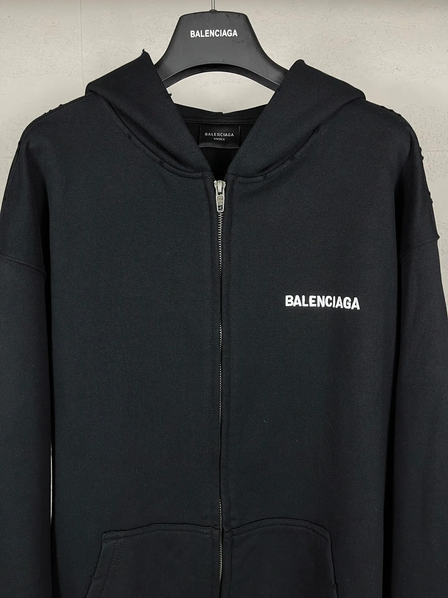 🅿️360 real shots [Top version. Official website quality] BALENCI*G*/25 new autumn and winter style. Washed and distressed hooded zipper cardigan sweatshirt with Paris LOGO embroidered on the front and back. Garments are washed and aged. SS25 latest model. Research and development at the first time, different market currencies. Comparisons welcome. The fabric is made of Paris ZP custom-woven and dyed cotton sweatshirt. Weighing 460 grams, the cloth surface is clean. The cloth pattern is clear, soft and comfortable. The threads are dyed with no color difference. The embroidery is done with embroidery machines imported from Tajima, and the garments are washed and worn to make them look old. Jubie market currency. Welcome to compare. The version adopts OS loose shoulder design. Same style for men and women. Code: BL259936 Color: black, off-white Size: XS S M L