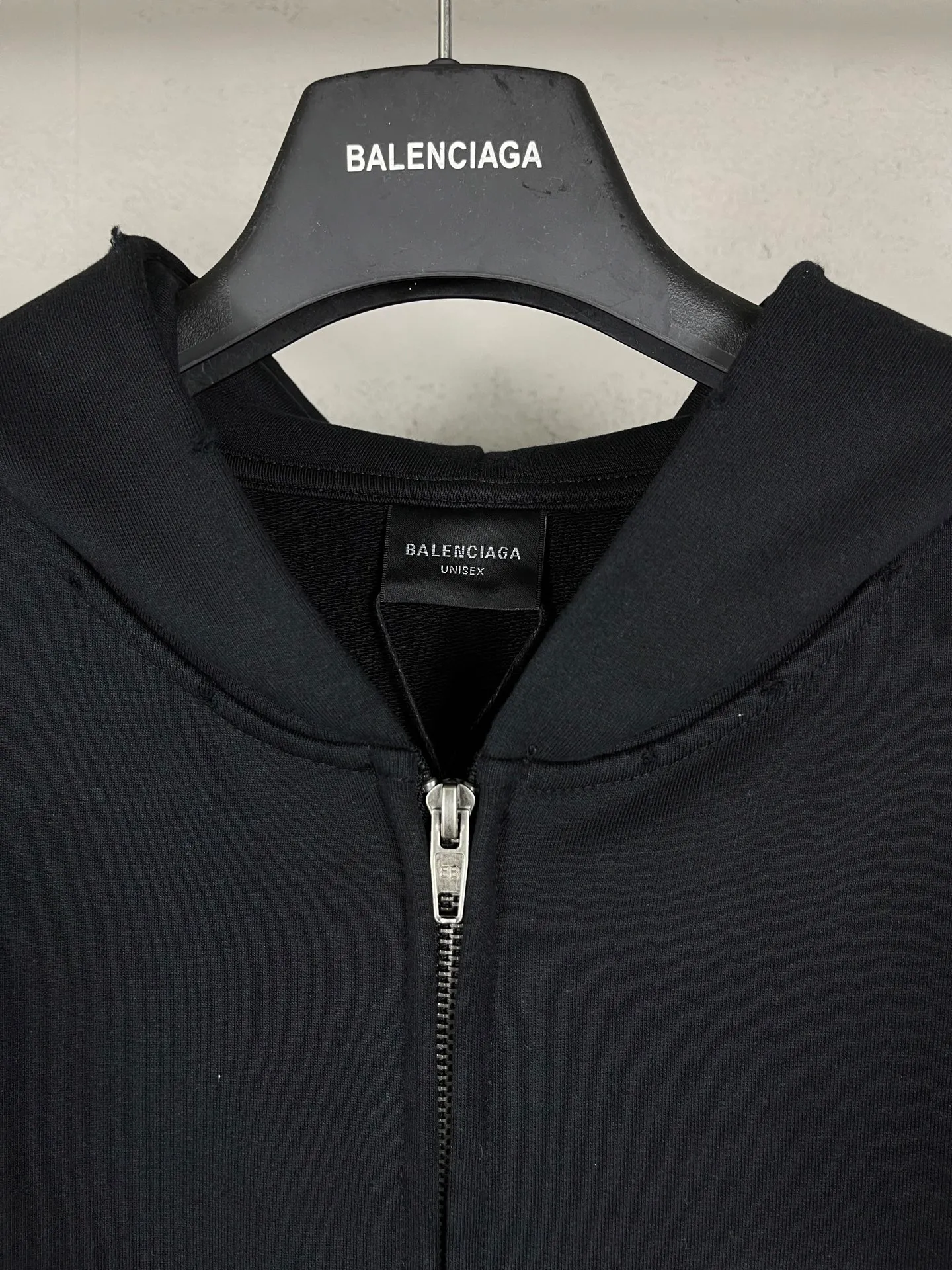 🅿️360 real shots [Top version. Official website quality] BALENCI*G*/25 new autumn and winter style. Washed and distressed hooded zipper cardigan sweatshirt with Paris LOGO embroidered on the front and back. Garments are washed and aged. SS25 latest model. Research and development at the first time, different market currencies. Comparisons welcome. The fabric is made of Paris ZP custom-woven and dyed cotton sweatshirt. Weighing 460 grams, the cloth surface is clean. The cloth pattern is clear, soft and comfortable. The threads are dyed with no color difference. The embroidery is done with embroidery machines imported from Tajima, and the garments are washed and worn to make them look old. Jubie market currency. Welcome to compare. The version adopts OS loose shoulder design. Same style for men and women. Code: BL259936 Color: black, off-white Size: XS S M L