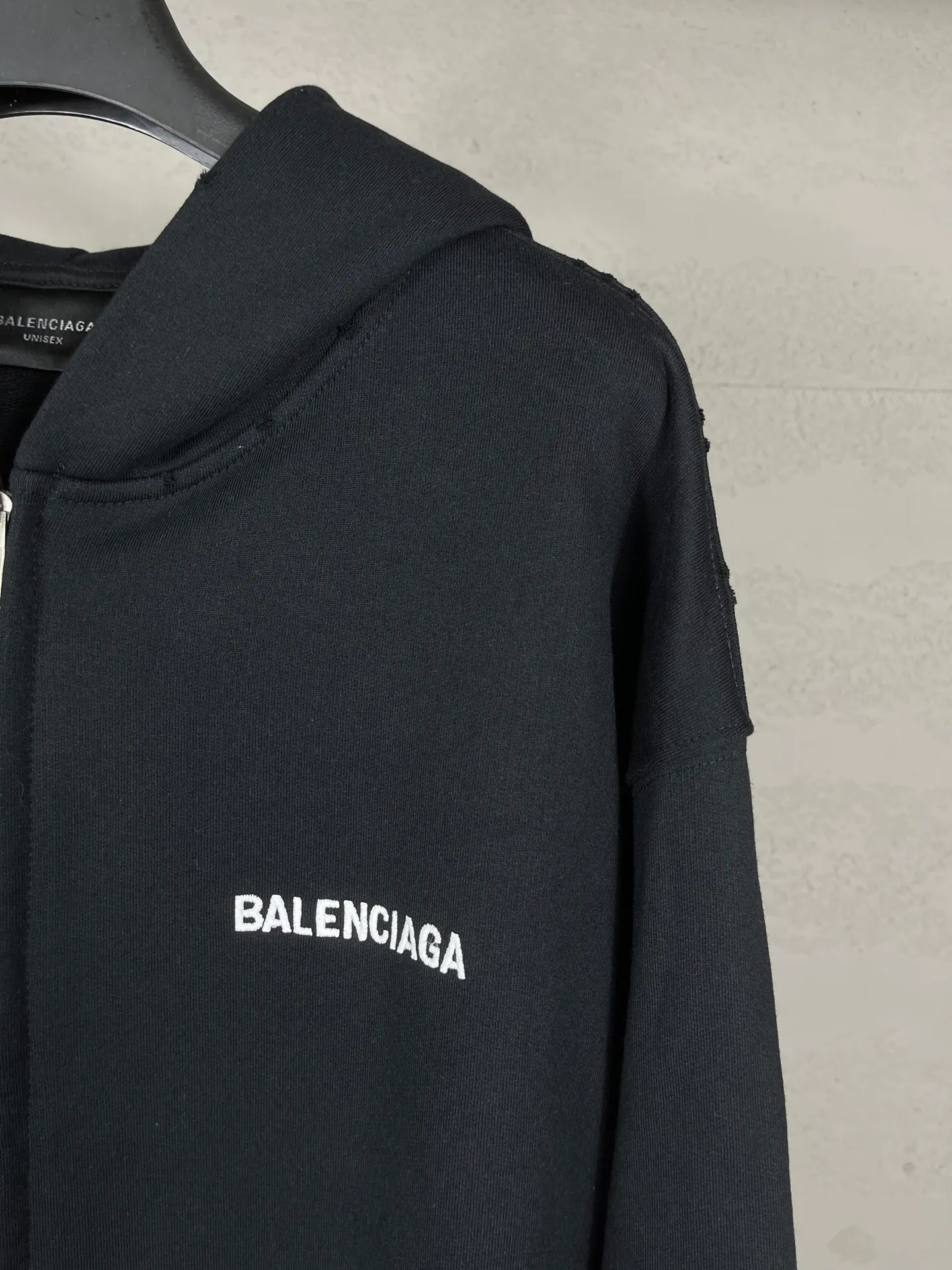 🅿️360 real shots [Top version. Official website quality] BALENCI*G*/25 new autumn and winter style. Washed and distressed hooded zipper cardigan sweatshirt with Paris LOGO embroidered on the front and back. Garments are washed and aged. SS25 latest model. Research and development at the first time, different market currencies. Comparisons welcome. The fabric is made of Paris ZP custom-woven and dyed cotton sweatshirt. Weighing 460 grams, the cloth surface is clean. The cloth pattern is clear, soft and comfortable. The threads are dyed with no color difference. The embroidery is done with embroidery machines imported from Tajima, and the garments are washed and worn to make them look old. Jubie market currency. Welcome to compare. The version adopts OS loose shoulder design. Same style for men and women. Code: BL259936 Color: black, off-white Size: XS S M L