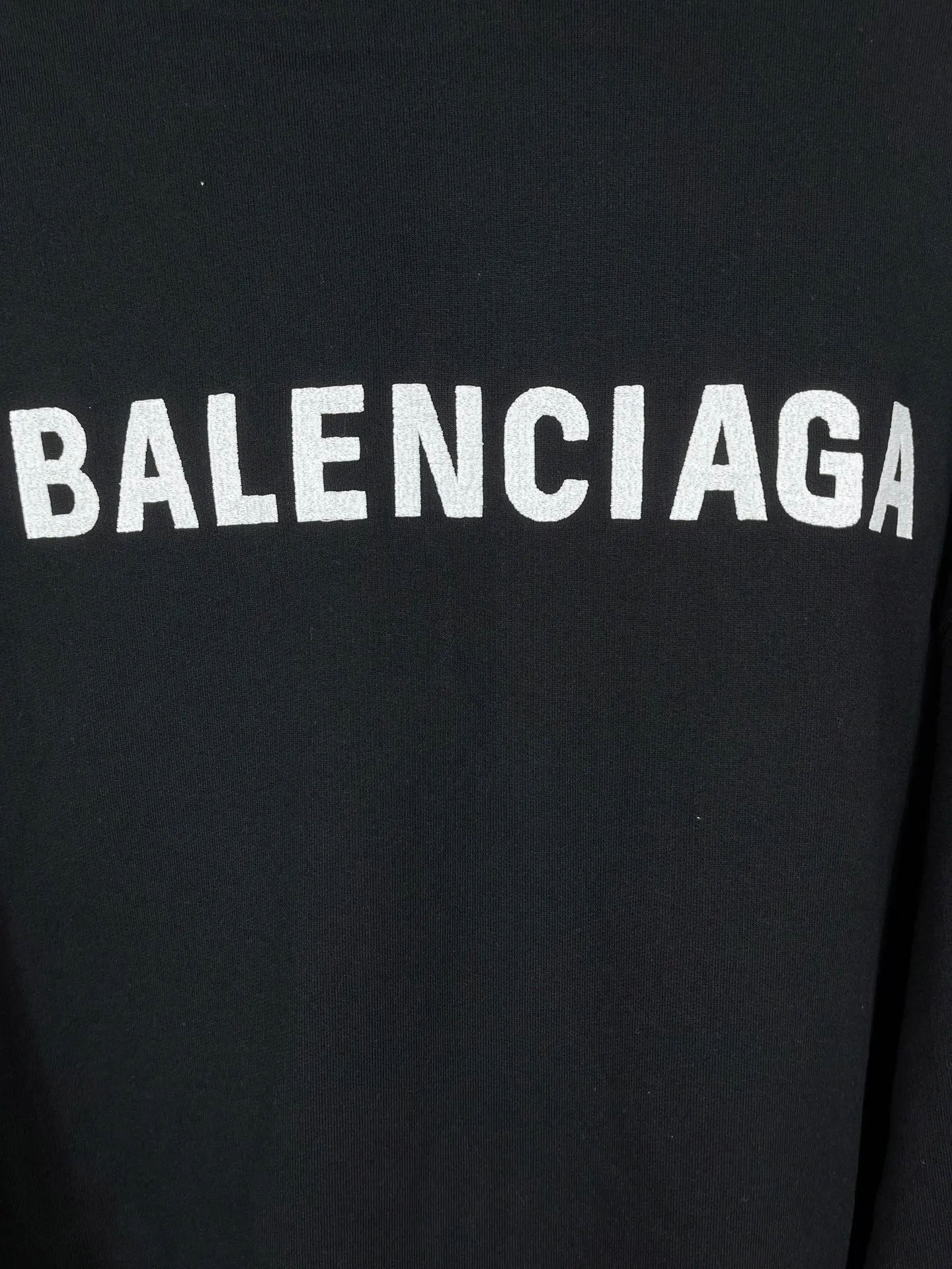 🅿️360 real shots [Top version. Official website quality] BALENCI*G*/25 new autumn and winter style. Washed and distressed hooded zipper cardigan sweatshirt with Paris LOGO embroidered on the front and back. Garments are washed and aged. SS25 latest model. Research and development at the first time, different market currencies. Comparisons welcome. The fabric is made of Paris ZP custom-woven and dyed cotton sweatshirt. Weighing 460 grams, the cloth surface is clean. The cloth pattern is clear, soft and comfortable. The threads are dyed with no color difference. The embroidery is done with embroidery machines imported from Tajima, and the garments are washed and worn to make them look old. Jubie market currency. Welcome to compare. The version adopts OS loose shoulder design. Same style for men and women. Code: BL259936 Color: black, off-white Size: XS S M L