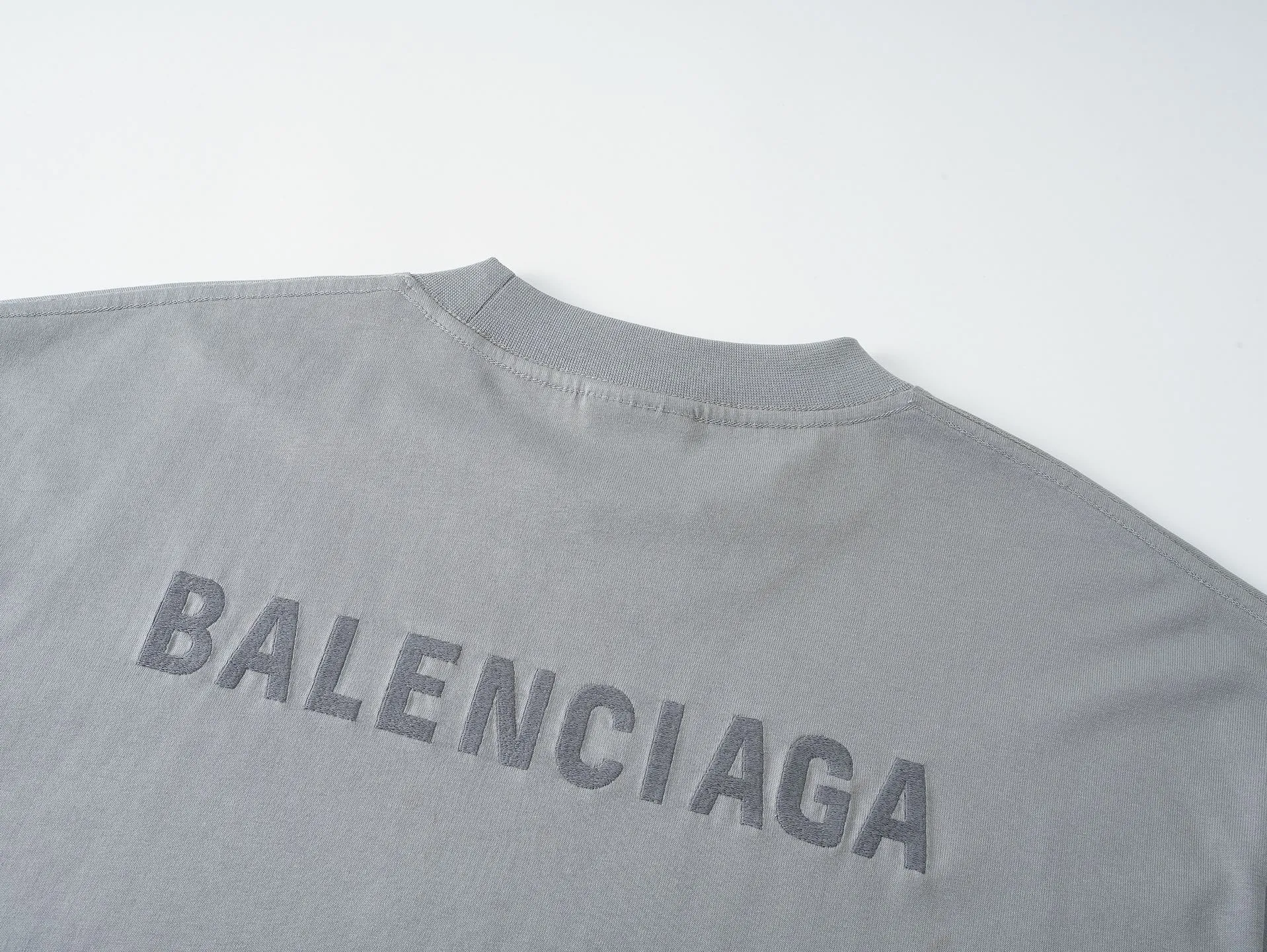 🅿️166 real photos [Top version. Official website quality] BALENCI*GA/Paris #Classic style. Classic letter embroidered short-sleeved T-shirt on the front and back #2023 spring and summer brick cabinet synchronization.                       The fabric is made of Paris ZP custom-woven and dyed cotton double yarn, weighing 260 grams. The cloth surface is clean. The cloth pattern is clear, soft and comfortable. The threads are dyed with no color difference. The classic letters are embroidered with an imported embroidery machine. The letters are clear and the effect is three-dimensional, restoring the brick cabinet. The version adopts the OS loose shoulder style. Same style for men and women. Coding: BL223006 Color: smoke gray, purple, light green, peacock blue, black, rice coffee, gray green Size: XS S M L