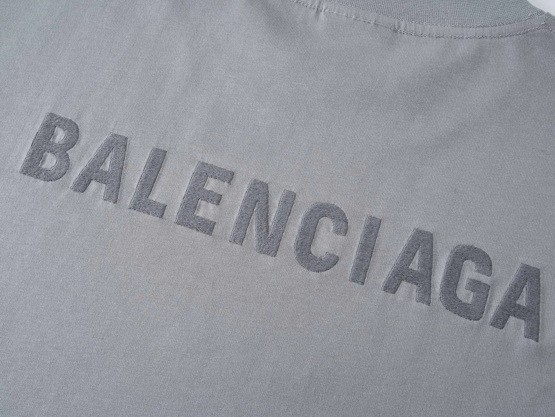 🅿️166 real photos [Top version. Official website quality] BALENCI*GA/Paris #Classic style. Classic letter embroidered short-sleeved T-shirt on the front and back #2023 spring and summer brick cabinet synchronization.                       The fabric is made of Paris ZP custom-woven and dyed cotton double yarn, weighing 260 grams. The cloth surface is clean. The cloth pattern is clear, soft and comfortable. The threads are dyed with no color difference. The classic letters are embroidered with an imported embroidery machine. The letters are clear and the effect is three-dimensional, restoring the brick cabinet. The version adopts the OS loose shoulder style. Same style for men and women. Coding: BL223006 Color: smoke gray, purple, light green, peacock blue, black, rice coffee, gray green Size: XS S M L