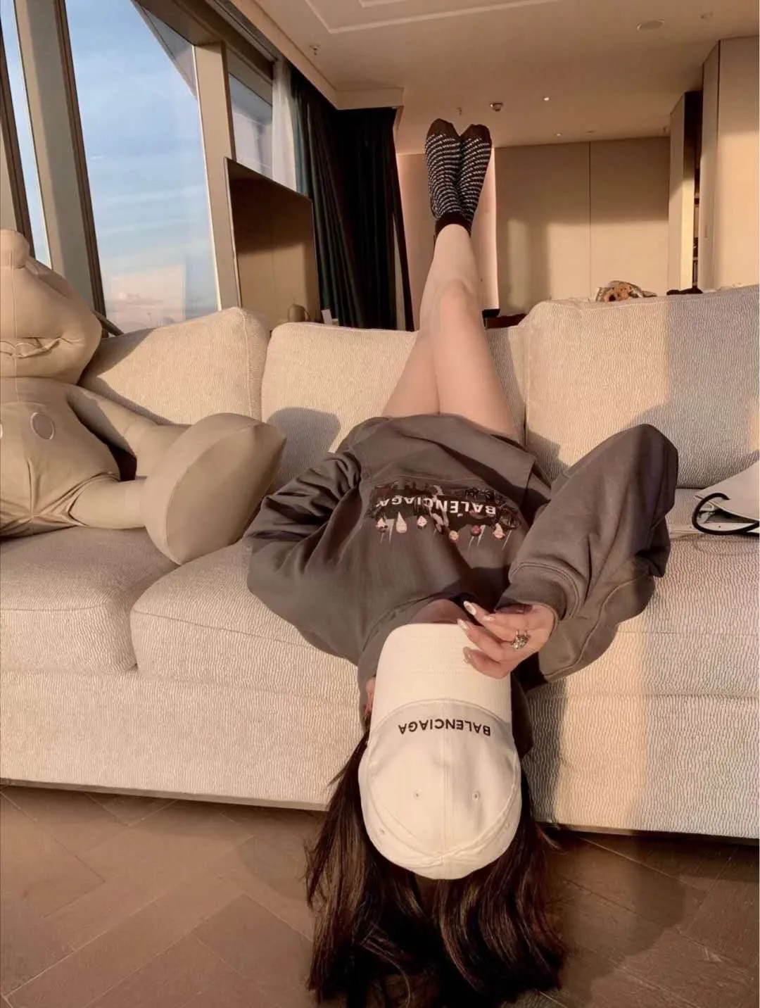 ♻️💯Reference model picture for the upper body❤️Examined version BALENCIAGA Balenciaga portrait band B family hooded sweatshirt 1:1 restored replica version Popular ins Xiaohongshu hot item Popular recommendation by Internet celebrity bloggers The fabric is made of 480 grams of large terry cotton fabric, and has been pre-shrunk to a weight of about 520 grams. The original version is purchased and patterned, and the positioning and cutting process is used! Pure version! The imported Israeli Kornit digital direct-injection printing technology makes the reflection of characters three-dimensional and real. This is also the first place to look for identification. I make every piece of clothing with conscience and strive for excellence in every aspect. Just to sell a piece of clothing and retain a customer. Although our products are a little more expensive than others, the expensive money is kept in the clothes and is definitely not imported into my pocket.  Customized washable labels, bag labels, and collar labels. Can reach professional level.  Restore the 1:1 replica craftsmanship! B's new early autumn series, a very high-end series of single items for men and women!  Size: XS-L Color: Gray P:450