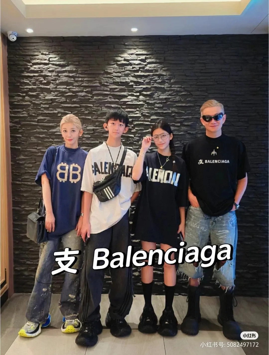 ♻️💯Upper body reference model picture❤️【Latest new】Top version BALENCIAGA 23SS Orange BB printed round neck pure cotton short-sleeved T-shirt for male and female couples stars. Artificially painted double B pattern, pure cotton soft fabric, color contrast dyeing fabric, ultra-fine flat screen printing process, full of trend. 260g weight worsted breathable cotton fabric color contrast dyeing. The yp version has not been changed. The small neckline + short cuffs can give you a model upper body effect. The double B letter pattern is very eye-catching and can be remembered at a glance. The thermosetting ink printing uses chemical ink as the pigment and requires high temperature for drying. Compared with the black color, this one has less tampering and distressing and is something that normal people can handle! Color; Blue Size; XS-L P:280