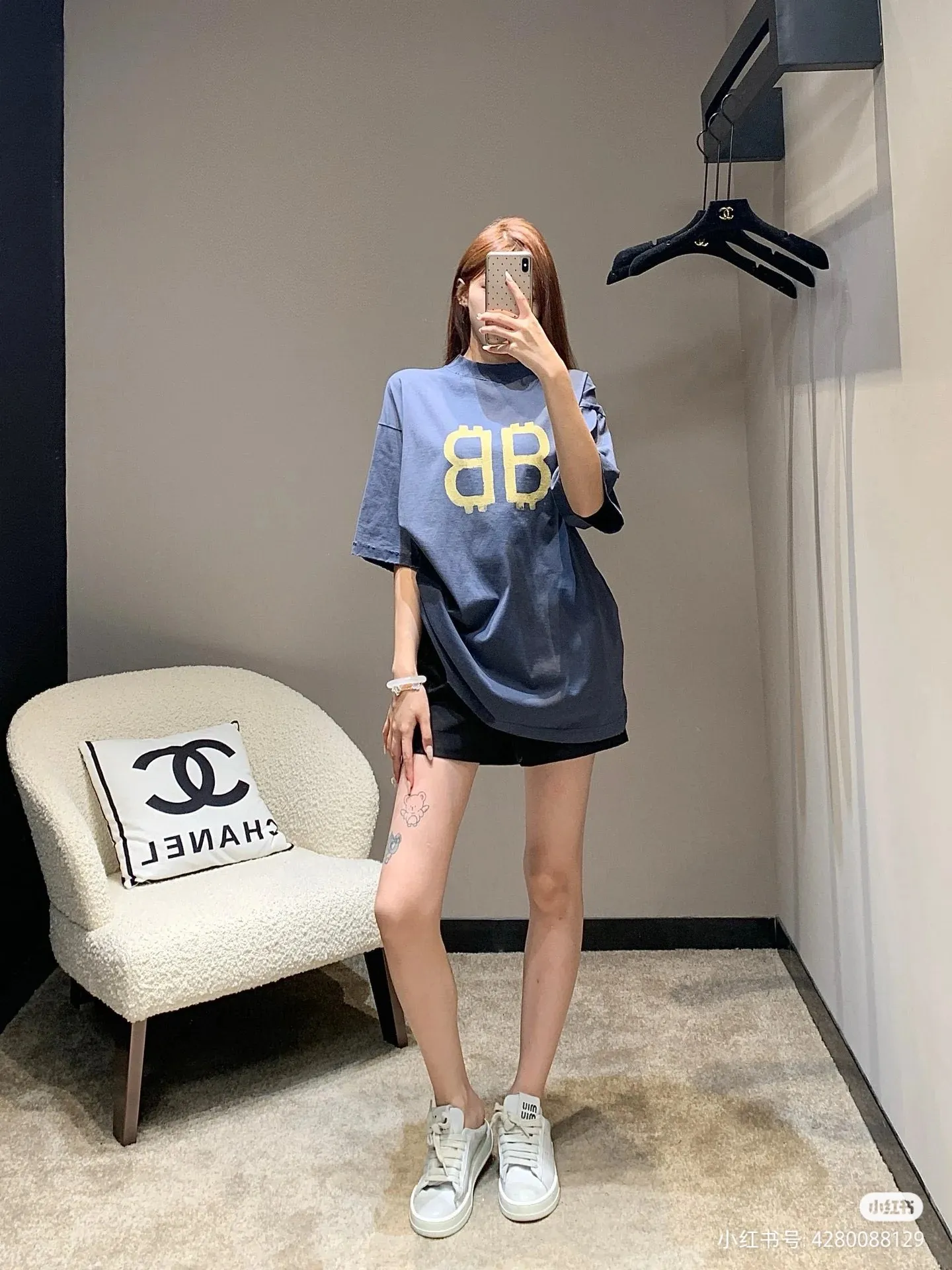 ♻️💯Upper body reference model picture❤️【Latest new】Top version BALENCIAGA 23SS Orange BB printed round neck pure cotton short-sleeved T-shirt for male and female couples stars. Artificially painted double B pattern, pure cotton soft fabric, color contrast dyeing fabric, ultra-fine flat screen printing process, full of trend. 260g weight worsted breathable cotton fabric color contrast dyeing. The yp version has not been changed. The small neckline + short cuffs can give you a model upper body effect. The double B letter pattern is very eye-catching and can be remembered at a glance. The thermosetting ink printing uses chemical ink as the pigment and requires high temperature for drying. Compared with the black color, this one has less tampering and distressing and is something that normal people can handle! Color; Blue Size; XS-L P:280