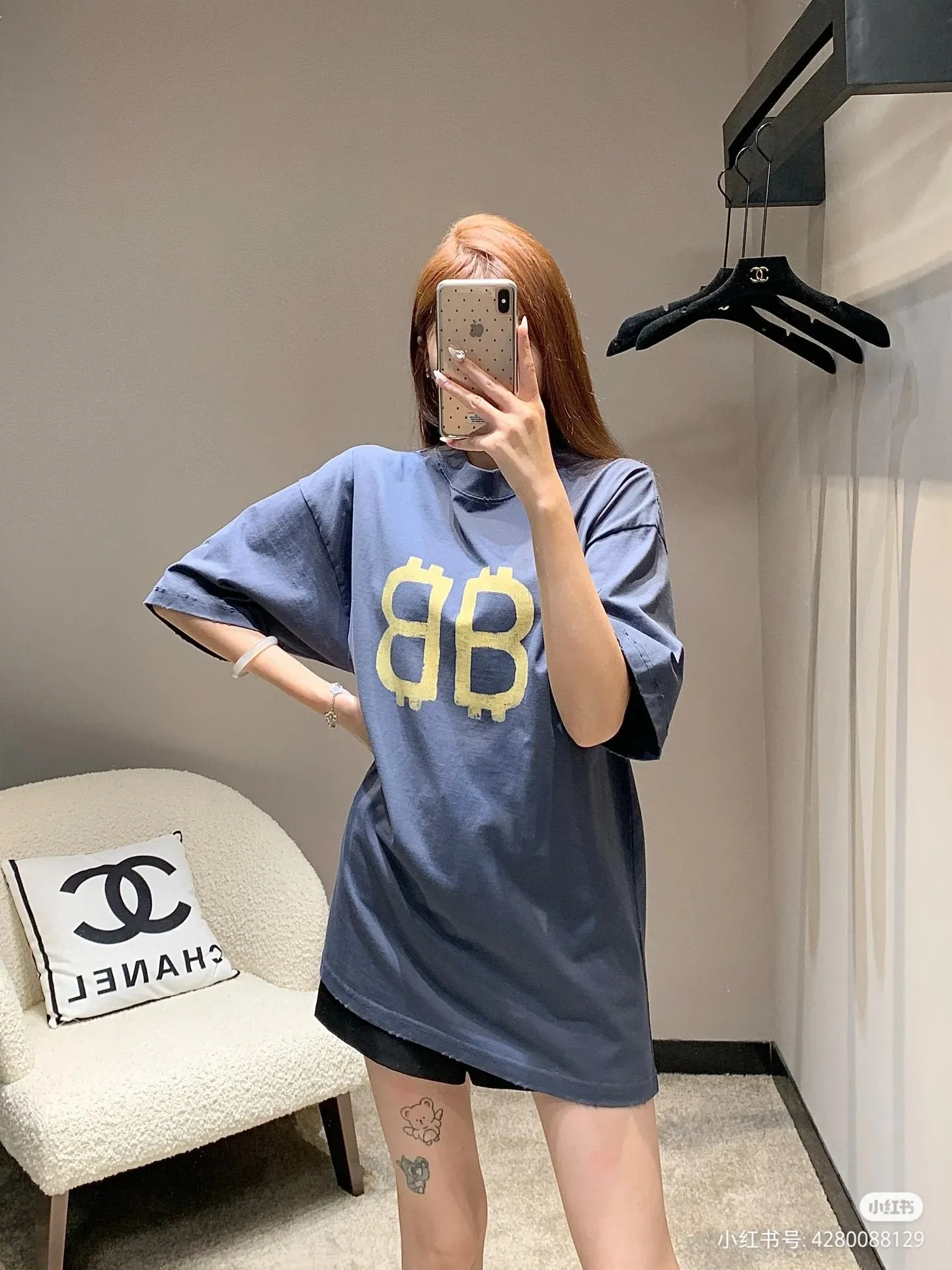 ♻️💯Upper body reference model picture❤️【Latest new】Top version BALENCIAGA 23SS Orange BB printed round neck pure cotton short-sleeved T-shirt for male and female couples stars. Artificially painted double B pattern, pure cotton soft fabric, color contrast dyeing fabric, ultra-fine flat screen printing process, full of trend. 260g weight worsted breathable cotton fabric color contrast dyeing. The yp version has not been changed. The small neckline + short cuffs can give you a model upper body effect. The double B letter pattern is very eye-catching and can be remembered at a glance. The thermosetting ink printing uses chemical ink as the pigment and requires high temperature for drying. Compared with the black color, this one has less tampering and distressing and is something that normal people can handle! Color; Blue Size; XS-L P:280