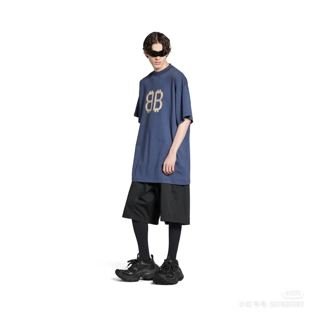 ♻️💯Upper body reference model picture❤️【Latest new】Top version BALENCIAGA 23SS Orange BB printed round neck pure cotton short-sleeved T-shirt for male and female couples stars. Artificially painted double B pattern, pure cotton soft fabric, color contrast dyeing fabric, ultra-fine flat screen printing process, full of trend. 260g weight worsted breathable cotton fabric color contrast dyeing. The yp version has not been changed. The small neckline + short cuffs can give you a model upper body effect. The double B letter pattern is very eye-catching and can be remembered at a glance. The thermosetting ink printing uses chemical ink as the pigment and requires high temperature for drying. Compared with the black color, this one has less tampering and distressing and is something that normal people can handle! Color; Blue Size; XS-L P:280