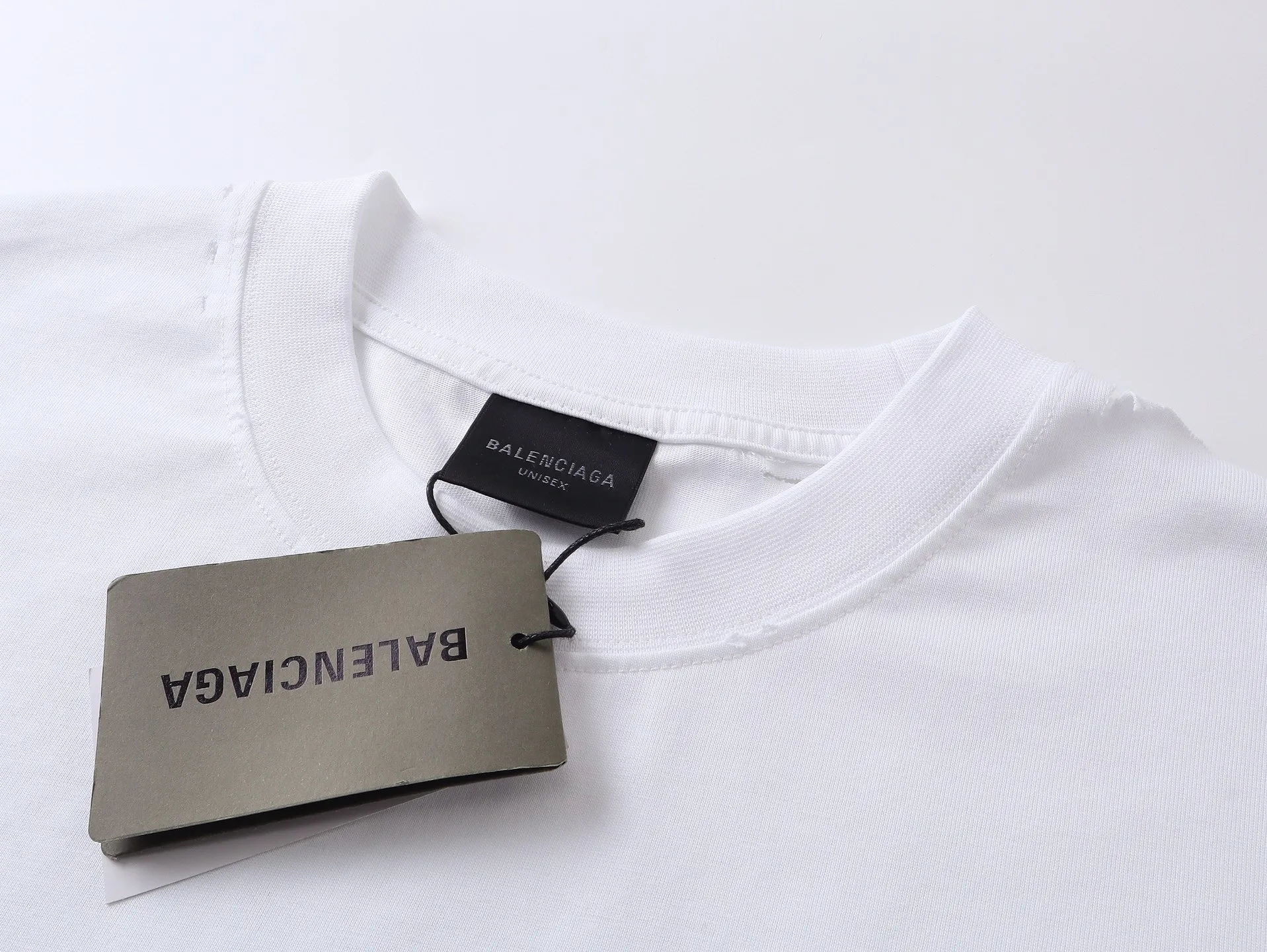 🅿️194 Detailed picture [Top version. Official website quality] BALENCI*GA/Paris. 25ss latest model. Masking tape pulp printing. Ready-to-wear washed and frayed short-sleeved T-shirt. Brick cabinet synchronization. The fabric is made of Paris ZP custom-woven and dyed 100% cotton double yarn compact cotton. The weight is 260 grams, the cloth surface is clean. The cloth pattern is clear, soft and comfortable, and the thread is dyed with no color difference. The classic pattern is printed with environmentally friendly imported materials, and the tape pattern is glued. The letters are clear and the effect is three-dimensional. Restored brick cabinet. The garments were washed and aged, and polished by many hands. Produced by ultra-heavy craftsmanship, the market currency is very different, welcome to compare. The version adopts OS loose shoulder design. The same style for men and women. Coding: BL253672 Color: black, white Size: XS S M L