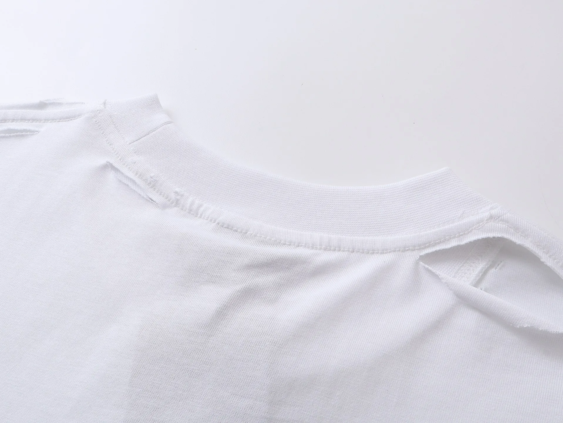 🅿️194 Detailed picture [Top version. Official website quality] BALENCI*GA/Paris. 25ss latest model. Masking tape pulp printing. Ready-to-wear washed and frayed short-sleeved T-shirt. Brick cabinet synchronization. The fabric is made of Paris ZP custom-woven and dyed 100% cotton double yarn compact cotton. The weight is 260 grams, the cloth surface is clean. The cloth pattern is clear, soft and comfortable, and the thread is dyed with no color difference. The classic pattern is printed with environmentally friendly imported materials, and the tape pattern is glued. The letters are clear and the effect is three-dimensional. Restored brick cabinet. The garments were washed and aged, and polished by many hands. Produced by ultra-heavy craftsmanship, the market currency is very different, welcome to compare. The version adopts OS loose shoulder design. The same style for men and women. Coding: BL253672 Color: black, white Size: XS S M L