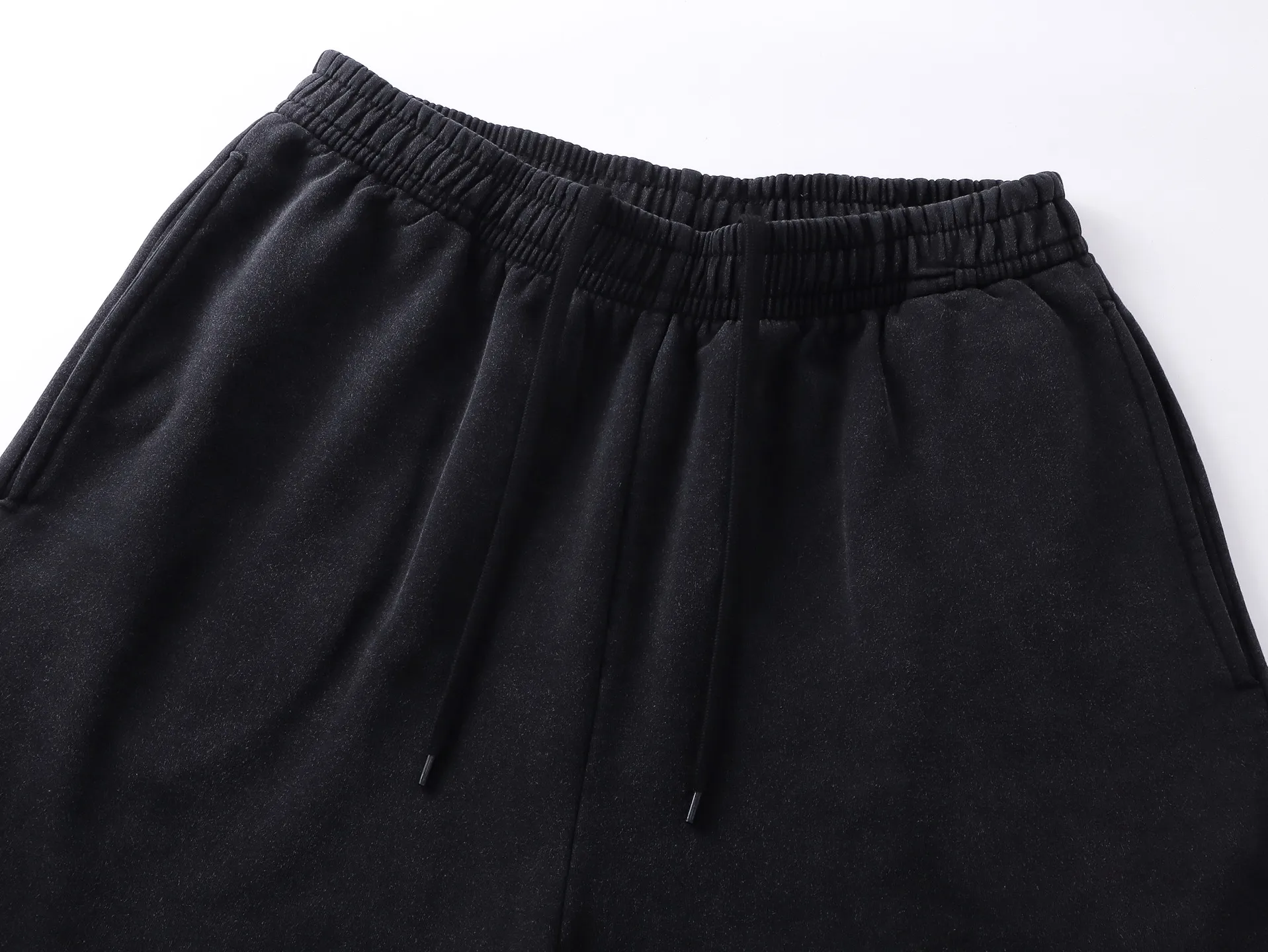 🅿️220 real photos [Top version. Official website quality] BALENCI*GA/Paris. 2025 new model. The wheat ear LOGO embroidery on the front is washed, distressed and frayed shorts. The brick cabinet is synchronized. The original product is developed at the first time, please print and compare! The fabric is made of Paris ZP custom-woven and dyed 100% cotton terry sweatshirt. The weight is 460 grams. The cloth surface is clean. The cloth pattern is clear and the hand feels soft and comfortable. The embroidery is embroidered with an imported Tajima embroidery machine. The letters are clear and the effect is three-dimensional. The version adopts a loose version. Same style for men and women. Code: BL257007 Color: washed black, yellow Size: XS S M L