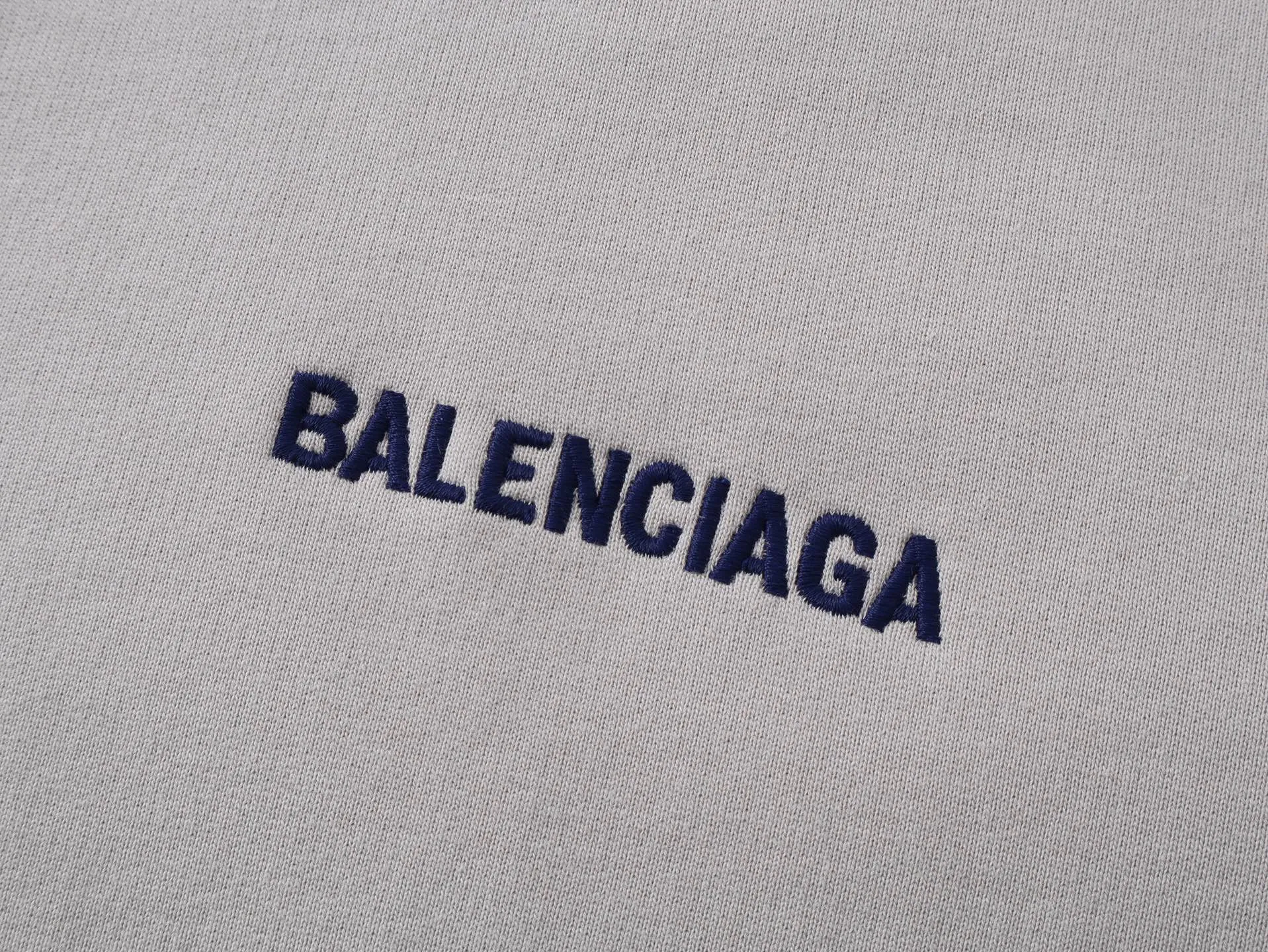 🅿️360 real shots [Top version. Official website quality] BALENCI*G*/25 new autumn and winter style. Washed and distressed hooded zipper cardigan sweatshirt with Paris LOGO embroidered on the front and back. Garments are washed and aged. SS25 latest model. Research and development at the first time, different market currencies. Comparisons welcome. The fabric is made of Paris ZP custom-woven and dyed cotton sweatshirt. Weighing 460 grams, the cloth surface is clean. The cloth pattern is clear, soft and comfortable. The threads are dyed with no color difference. The embroidery is done with embroidery machines imported from Tajima, and the garments are washed and worn to make them look old. Jubie market currency. Welcome to compare. The version adopts OS loose shoulder design. Same style for men and women. Code: BL259936 Color: black, off-white Size: XS S M L