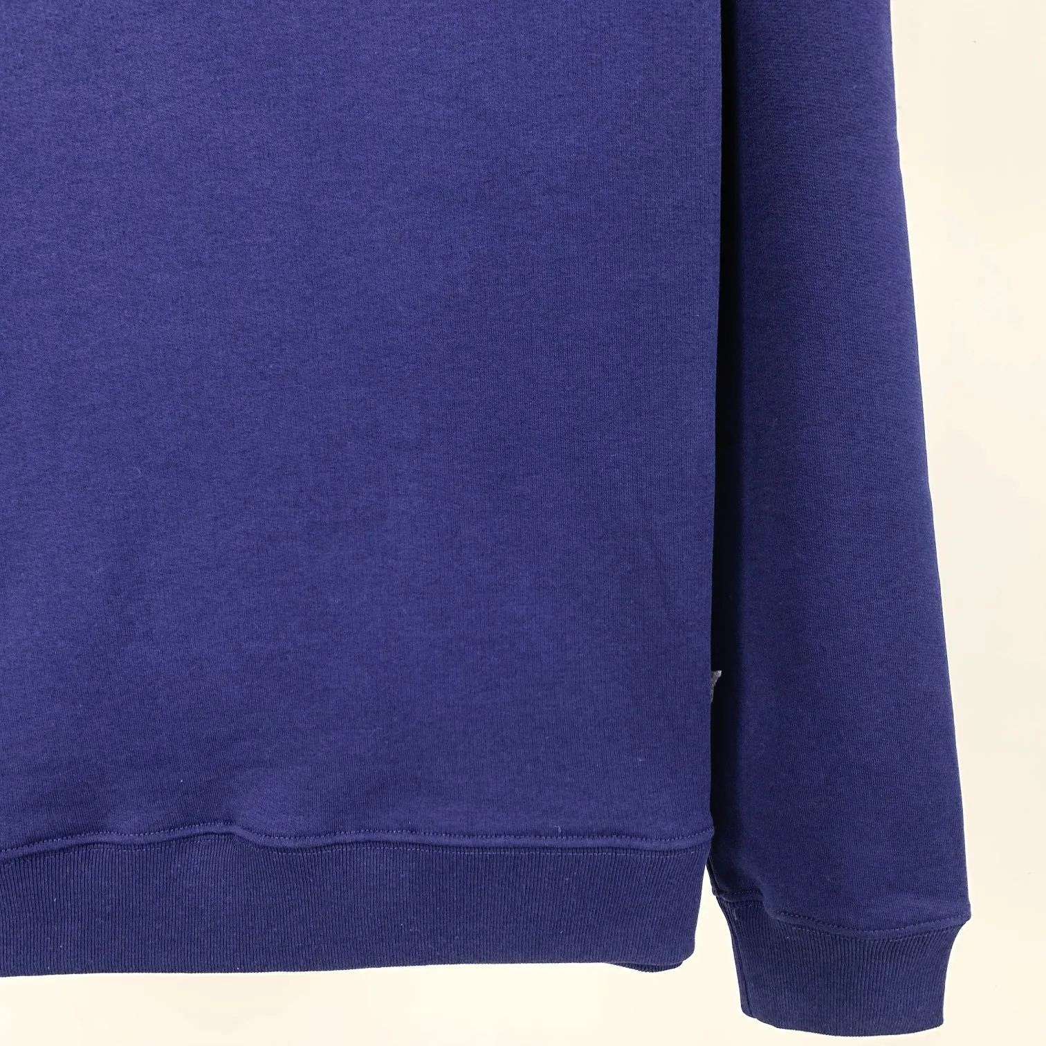 Spring and autumn top-notch proven version of Balenciaga's classic loose-fitting unisex pure cotton round-neck sweatshirt. Custom-made fabrics and printed accessories are reproduced one-to-one. The fabric surface is treated with dust-free woolen craftsmanship, and the shoulder and chain seams are made of 0.8cm bundled strips inside. The special machine-edged double chain-wrapped thread-stitched pure cotton is here to explain why mine is dozens of yuan more expensive than others: 1. Each model is produced by the company. The details of the workmanship and fabrics are consistent with the original ones. There is no color difference between the ones at the counters. Guaranteed no color difference. Replicas are not scary. Whoever is fake is embarrassed. It’s not shameful to make a replica, it’s shameful if you can’t buy the correct version if you make a replica. All of my series can be found in all major places and will be absolutely stunning!  2. The fabric is made of 460 Paris special fabric. No one can make it better than mine. There is really no way to compare with the ordinary version on the market. Respect it. It is authentic and costs thousands of dollars. Don’t go for the quality of street stalls. 3. The workmanship is fully restored and the packaging is fully restored. 4. I guarantee here that this is the highest quality you can find. Size: XS-L Color: haze blue, navy blue, white P:350