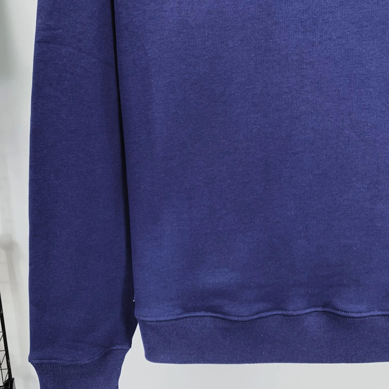 Spring and autumn top-notch proven version of Balenciaga's classic loose-fitting unisex pure cotton round-neck sweatshirt. Custom-made fabrics and printed accessories are reproduced one-to-one. The fabric surface is treated with dust-free woolen craftsmanship, and the shoulder and chain seams are made of 0.8cm bundled strips inside. The special machine-edged double chain-wrapped thread-stitched pure cotton is here to explain why mine is dozens of yuan more expensive than others: 1. Each model is produced by the company. The details of the workmanship and fabrics are consistent with the original ones. There is no color difference between the ones at the counters. Guaranteed no color difference. Replicas are not scary. Whoever is fake is embarrassed. It’s not shameful to make a replica, it’s shameful if you can’t buy the correct version if you make a replica. All of my series can be found in all major places and will be absolutely stunning!  2. The fabric is made of 460 Paris special fabric. No one can make it better than mine. There is really no way to compare with the ordinary version on the market. Respect it. It is authentic and costs thousands of dollars. Don’t go for the quality of street stalls. 3. The workmanship is fully restored and the packaging is fully restored. 4. I guarantee here that this is the highest quality you can find. Size: XS-L Color: haze blue, navy blue, white P:350