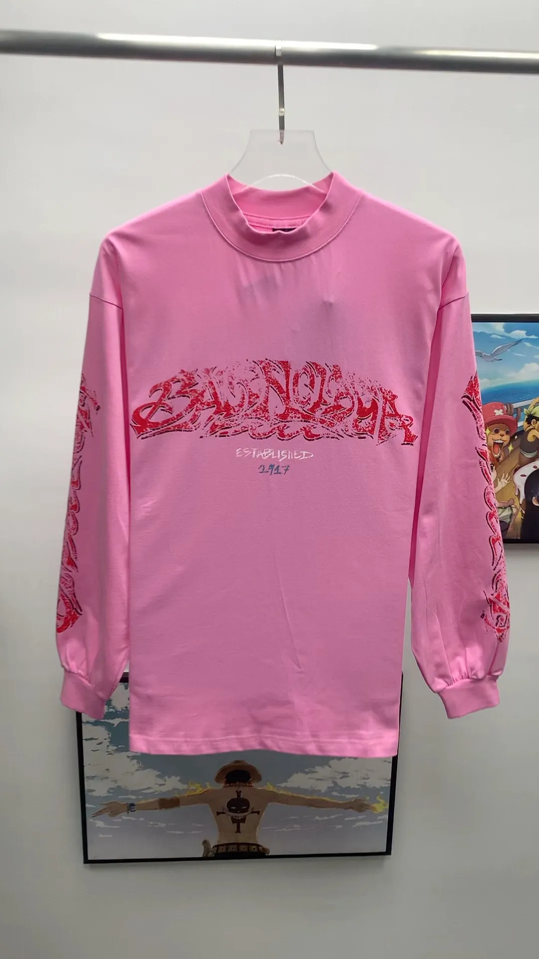 Frontal real shot video————The top tested version of Balenciaga Paris 24ss capsule series flame long sleeves round neck long sleeves This is undoubtedly a big hit this year. I purchased the original version for the first time. The ghost letters on the front and back are printed using imported Kornit machine direct printing technology. Exclusively matched 32 smooth plain double yarns/300g fabric Using dot printing technology, the printed images have the characteristics of rich layers, strong three-dimensionality and lifelike colors. The dot paste has excellent fastness and soft feel and does not block the screen. Offshore large-profile long and short-sleeved sweatshirts and sweatpants, retro and old graffiti logo are versatile and good-looking ·Oversized version ·Round neck ·Short sleeves The front, back and sleeves are decorated with offshore artwork prints Washed faded effect Color Green gray Old pink Size:S~L P:320