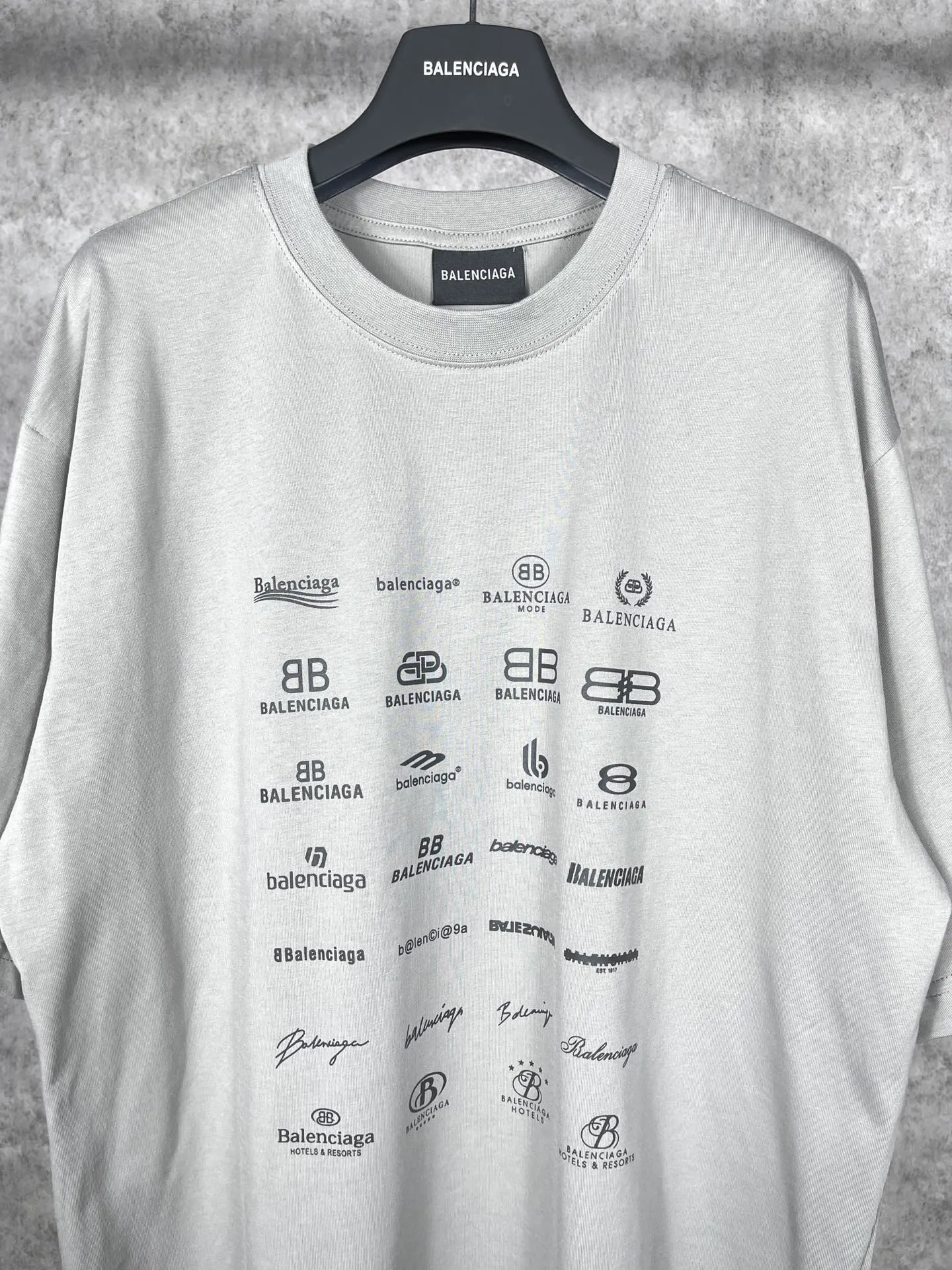🅿️170 real photos [Top version. Official website quality] BALENCI*GA/Paris BALENCI*GA# 2023 spring and summer new style, printed with classic LOGO collection short-sleeved T-shirt. 2023 spring and summer new product. Brick cabinet synchronization. The fabric is made of Paris ZP custom-woven and dyed 100% cotton double yarn compact cotton. The weight is 260 grams, the cloth surface is clean. The cloth texture is clear. Soft and comfortable. Good color fastness. Not easy to change color. The threads are woven and dyed with no color difference. The printing uses imported environmentally friendly rubber paddles, precision stencils, fine LOGO letters, clear letters, no burrs, and a three-dimensional effect. Restore brick cabinet. The version adopts OS loose shoulder version. Same style for men and women. Code: BL223071 Color: black, beige, pink, smoky gray, white. Size: XS to L