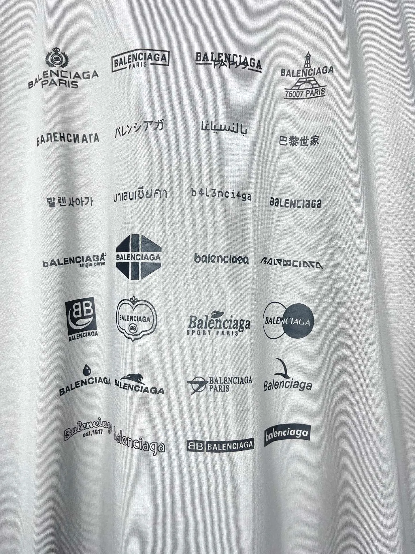 🅿️170 real photos [Top version. Official website quality] BALENCI*GA/Paris BALENCI*GA# 2023 spring and summer new style, printed with classic LOGO collection short-sleeved T-shirt. 2023 spring and summer new product. Brick cabinet synchronization. The fabric is made of Paris ZP custom-woven and dyed 100% cotton double yarn compact cotton. The weight is 260 grams, the cloth surface is clean. The cloth texture is clear. Soft and comfortable. Good color fastness. Not easy to change color. The threads are woven and dyed with no color difference. The printing uses imported environmentally friendly rubber paddles, precision stencils, fine LOGO letters, clear letters, no burrs, and a three-dimensional effect. Restore brick cabinet. The version adopts OS loose shoulder version. Same style for men and women. Code: BL223071 Color: black, beige, pink, smoky gray, white. Size: XS to L