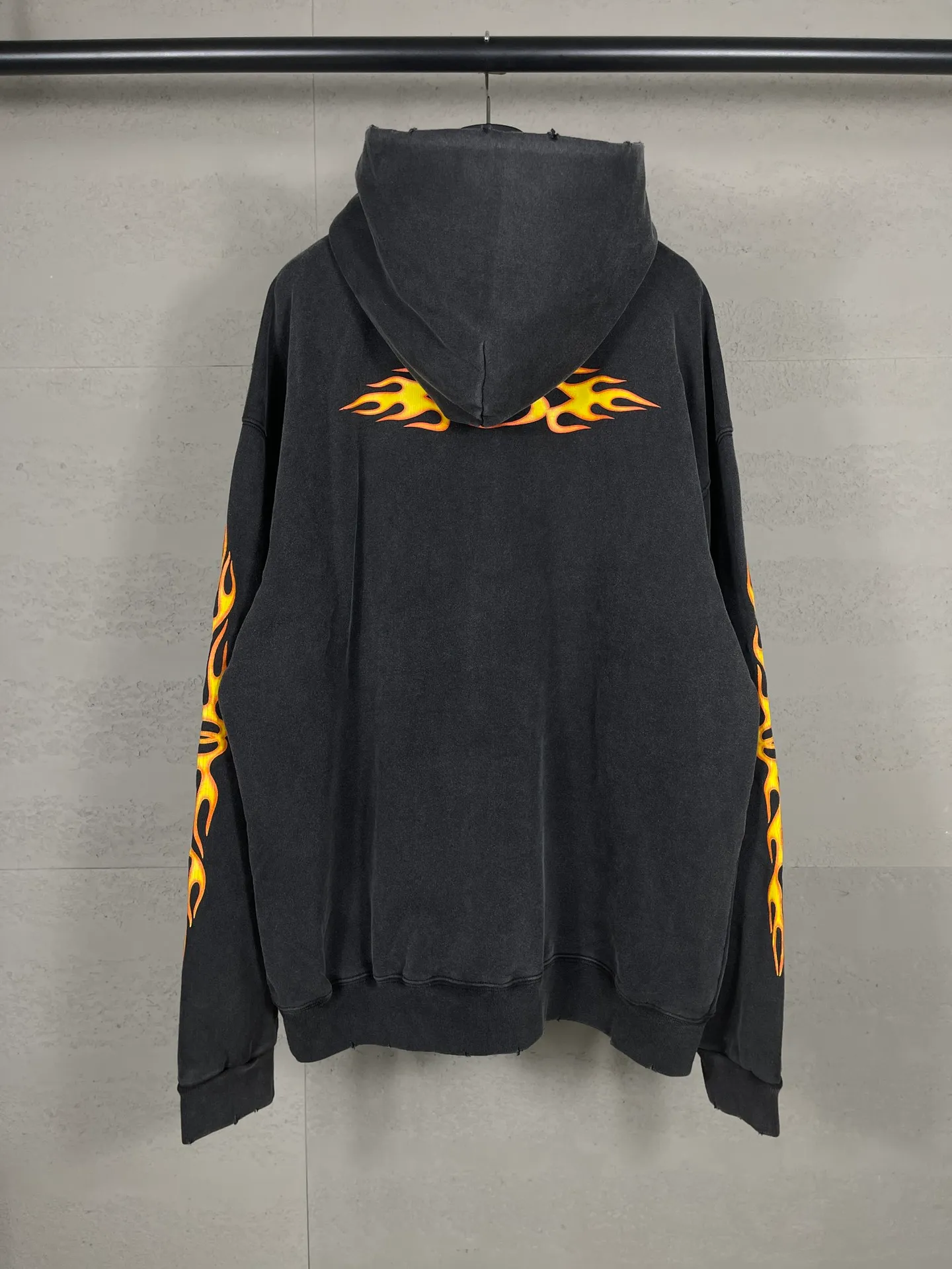 🅿️350 real photos [Top version. Official website quality] BALENCI*GA/Paris#.2024#Double Ring# Flame Direct Injection Printed Washed and Distressed Hooded Sweatshirt 2024 New Style. Genuine product developed at the first time, widely used in the market. Happy printing comparison! The fabric is made of Paris ZP custom-woven and dyed cotton sweatshirt. Weighing 460 grams, the cloth surface is clean. The cloth pattern is clear, soft and comfortable. The threads are dyed with no color difference. The printing uses environmentally friendly imported materials for direct printing, with clear patterns and three-dimensional effects. The entire garment is washed, distressed and worn. The version adopts OS loose shoulder design. Same style for men and women. Code: BL238937 Color: washed black Size: XS S M L