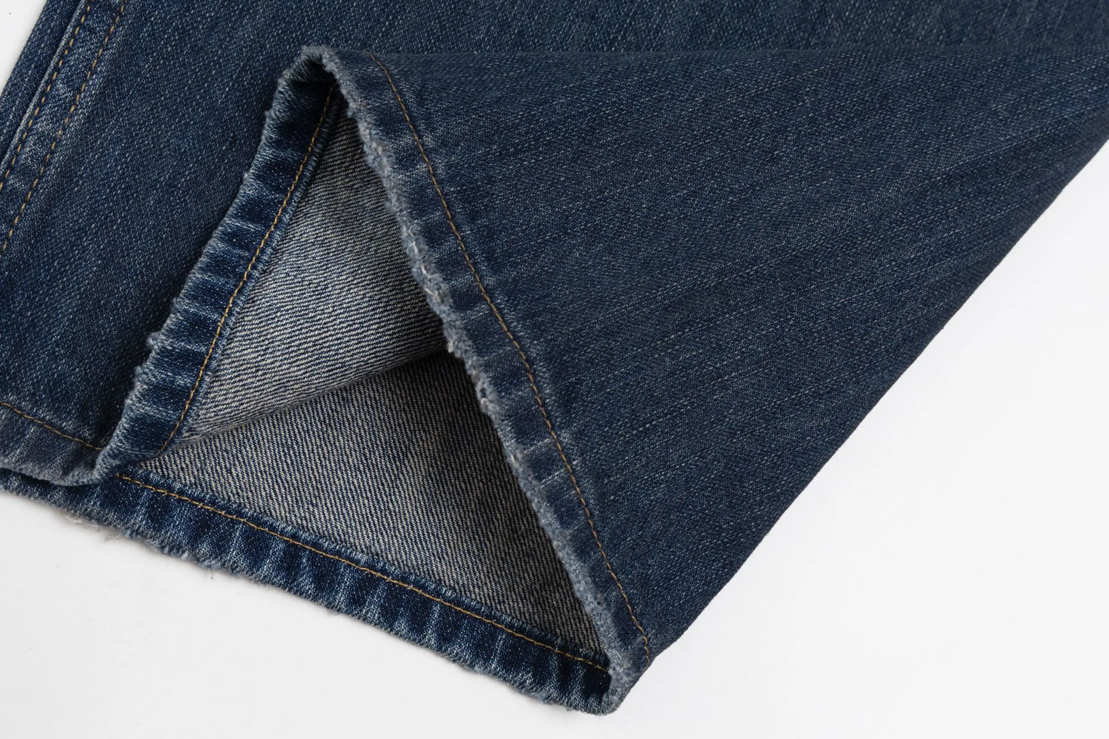 🅿️500 [Exclusive supply] BLCG 25SS ruined distressed jeans. The original version was purchased for 12,300 and developed. The fabric is made of pure cotton twill denim fabric and processed by narrow weaving process. It has a large loss but has excellent drape. Mid-rise with concealed button placket, 5 belt loops and 5 practical pockets. The fabric has been desized and sanded three times, and professional painters hand-sprayed it to make the color transition natural. The trousers body uses positioning cutting technology, combined with pure manual grinding and picking techniques, to show YB-level damage details. The front and back are decorated with carefully designed distressed decorations, showing a retro and distressed style. The accessories are made of custom-woven and dyed pocket cloth, paired with ancient silver double-headed B-shaped zippers, and a full set of customized accessories to highlight the quality. The unique washing process and exquisite hand processing give each pair of jeans a natural vintage texture. Size:XS/S/M