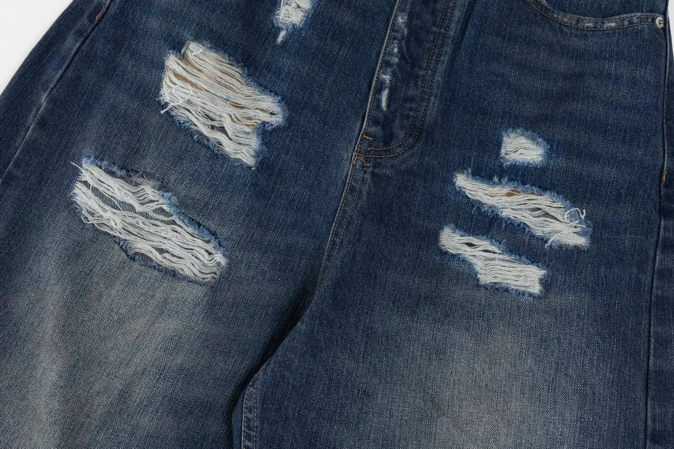 🅿️500 [Exclusive supply] BLCG 25SS ruined distressed jeans. The original version was purchased for 12,300 and developed. The fabric is made of pure cotton twill denim fabric and processed by narrow weaving process. It has a large loss but has excellent drape. Mid-rise with concealed button placket, 5 belt loops and 5 practical pockets. The fabric has been desized and sanded three times, and professional painters hand-sprayed it to make the color transition natural. The trousers body uses positioning cutting technology, combined with pure manual grinding and picking techniques, to show YB-level damage details. The front and back are decorated with carefully designed distressed decorations, showing a retro and distressed style. The accessories are made of custom-woven and dyed pocket cloth, paired with ancient silver double-headed B-shaped zippers, and a full set of customized accessories to highlight the quality. The unique washing process and exquisite hand processing give each pair of jeans a natural vintage texture. Size:XS/S/M