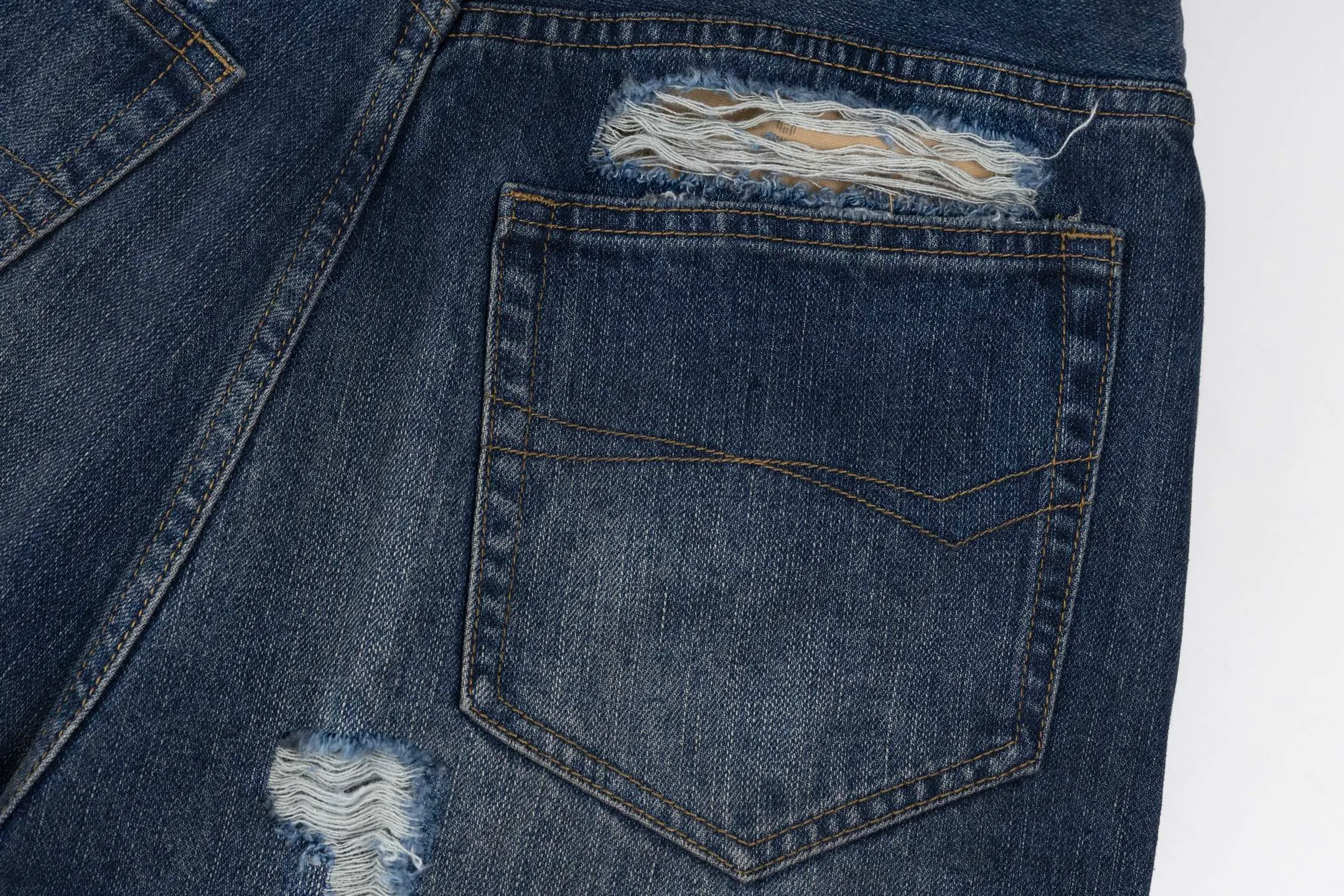 🅿️500 [Exclusive supply] BLCG 25SS ruined distressed jeans. The original version was purchased for 12,300 and developed. The fabric is made of pure cotton twill denim fabric and processed by narrow weaving process. It has a large loss but has excellent drape. Mid-rise with concealed button placket, 5 belt loops and 5 practical pockets. The fabric has been desized and sanded three times, and professional painters hand-sprayed it to make the color transition natural. The trousers body uses positioning cutting technology, combined with pure manual grinding and picking techniques, to show YB-level damage details. The front and back are decorated with carefully designed distressed decorations, showing a retro and distressed style. The accessories are made of custom-woven and dyed pocket cloth, paired with ancient silver double-headed B-shaped zippers, and a full set of customized accessories to highlight the quality. The unique washing process and exquisite hand processing give each pair of jeans a natural vintage texture. Size:XS/S/M