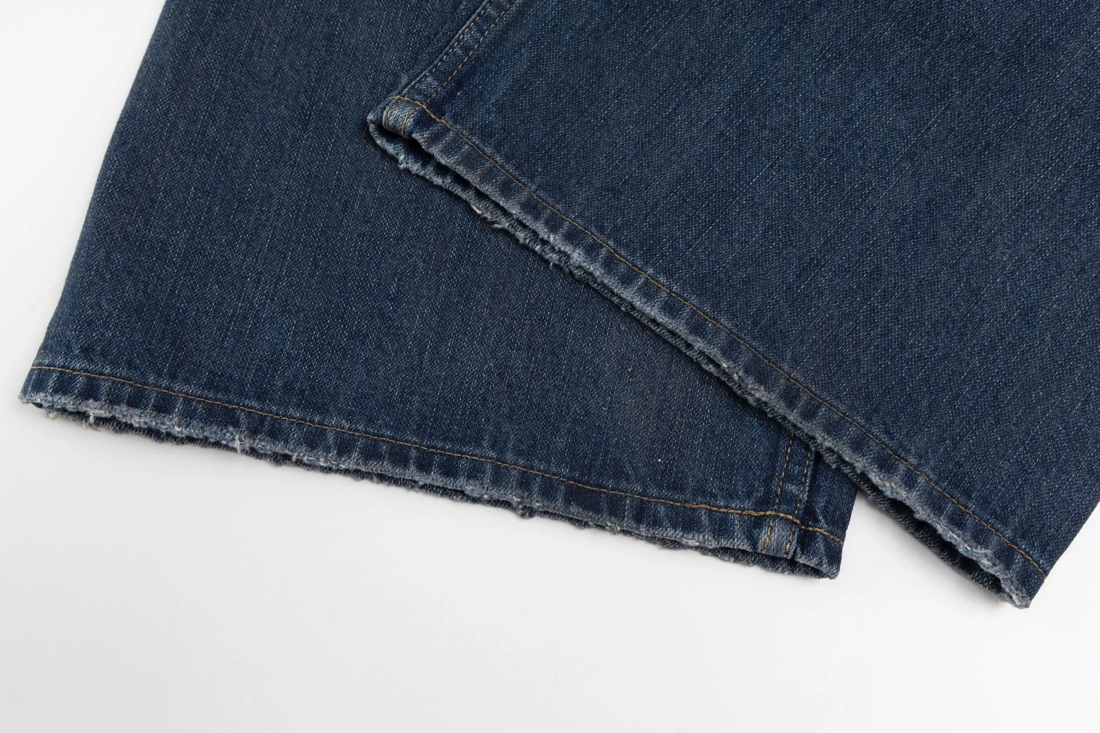 🅿️500 [Exclusive supply] BLCG 25SS ruined distressed jeans. The original version was purchased for 12,300 and developed. The fabric is made of pure cotton twill denim fabric and processed by narrow weaving process. It has a large loss but has excellent drape. Mid-rise with concealed button placket, 5 belt loops and 5 practical pockets. The fabric has been desized and sanded three times, and professional painters hand-sprayed it to make the color transition natural. The trousers body uses positioning cutting technology, combined with pure manual grinding and picking techniques, to show YB-level damage details. The front and back are decorated with carefully designed distressed decorations, showing a retro and distressed style. The accessories are made of custom-woven and dyed pocket cloth, paired with ancient silver double-headed B-shaped zippers, and a full set of customized accessories to highlight the quality. The unique washing process and exquisite hand processing give each pair of jeans a natural vintage texture. Size:XS/S/M