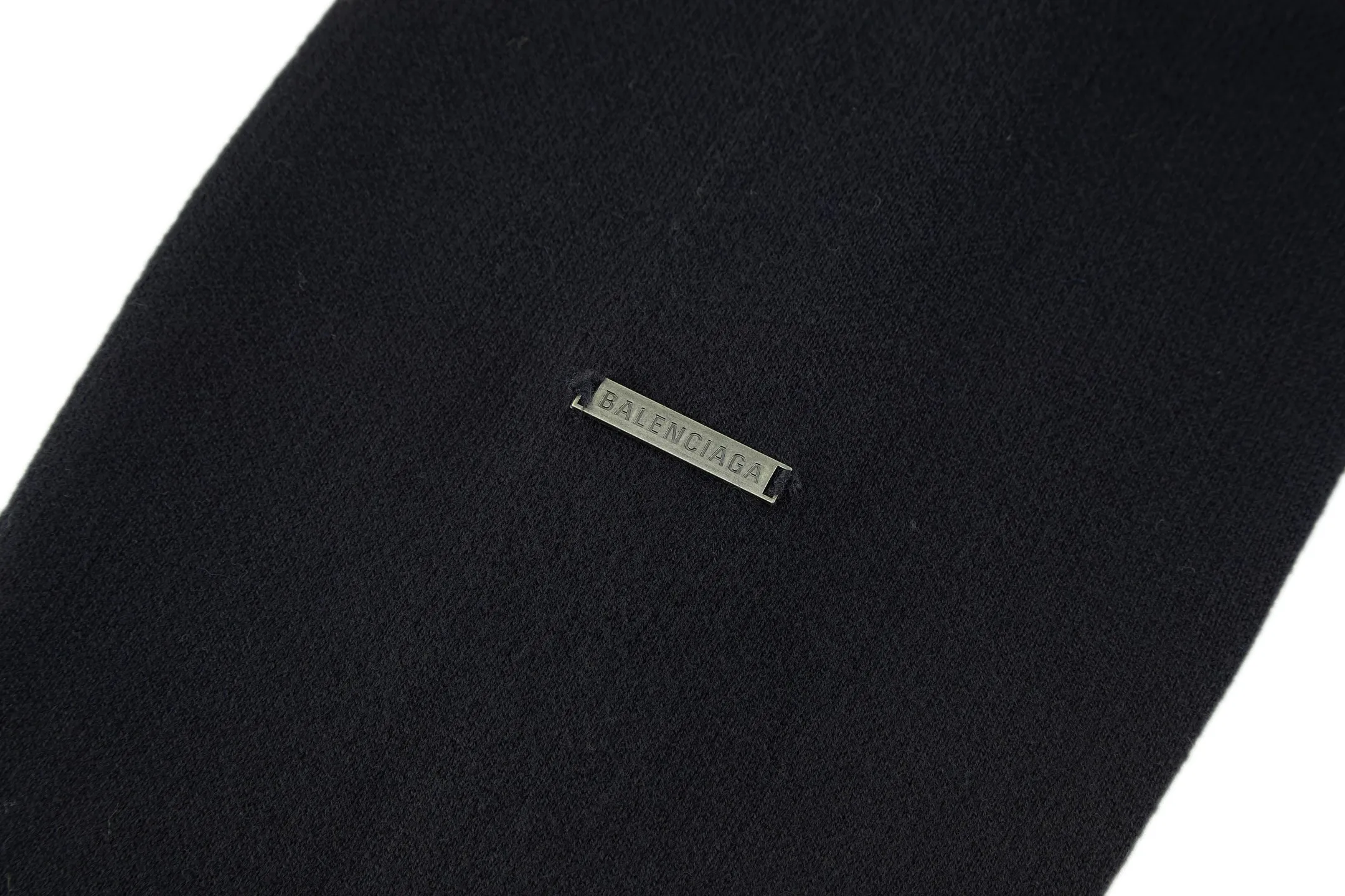 🅿️390 [Exclusive supply] BLCG hand-stitched distressed logo crew neck sweater. The original version was purchased and developed for 14,900. The fabric is made of 35% wool, 55% cotton yarn, and 10% polyester fiber. The sleeve arm logo is made of steel material with electroplating and distressing, and the brand BALENCIAGA logo is laser engraved on the surface. Wash to remove wool impurities - fix the pattern - fix the color. Dropped shoulders, ribbed trim, metallic Balenciaga nameplate on left sleeve Size: S-M-L-XL