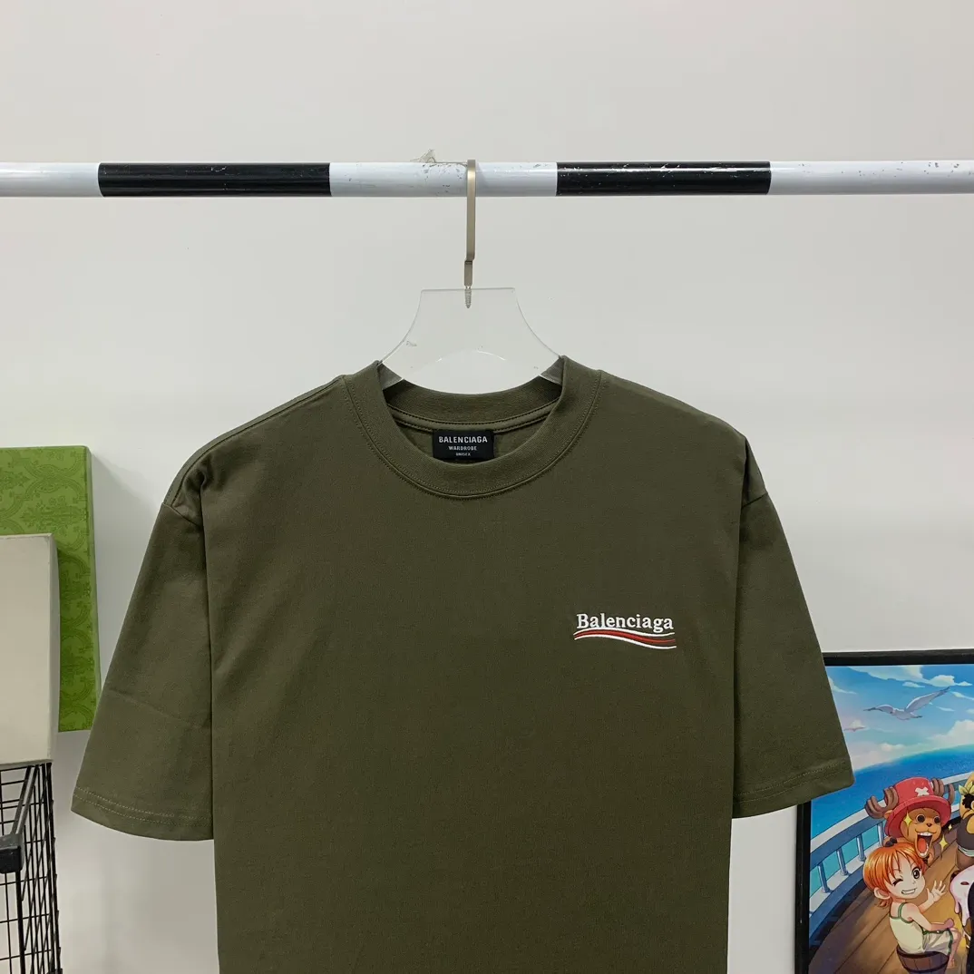 [New arrival] Top tested version BALENCIAGA 23SS male and female couple star same style pure cotton loose Cola Malone graffiti ripped short-sleeved T-shirt. Customized 1:1 colorless dyed fabric. Matched thread. Double enzyme garment wash to ensure durability and washability and not easy to deform. Imported machine water-based ink printing, delicate printing, like graffiti. Purely hand-washed, polished and aged! Comparable to yb, the quality is very different from the market version. If you know the goods, please compare. The fabric is made of 280g double-ply double-yarn plain cotton loose fabric. It feels smooth, loose, breathable and full of drape. Color: Army Green Size: XS-L P:270