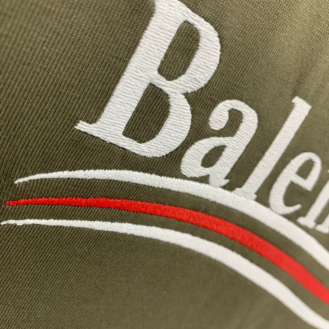 [New arrival] Top tested version BALENCIAGA 23SS male and female couple star same style pure cotton loose Cola Malone graffiti ripped short-sleeved T-shirt. Customized 1:1 colorless dyed fabric. Matched thread. Double enzyme garment wash to ensure durability and washability and not easy to deform. Imported machine water-based ink printing, delicate printing, like graffiti. Purely hand-washed, polished and aged! Comparable to yb, the quality is very different from the market version. If you know the goods, please compare. The fabric is made of 280g double-ply double-yarn plain cotton loose fabric. It feels smooth, loose, breathable and full of drape. Color: Army Green Size: XS-L P:270