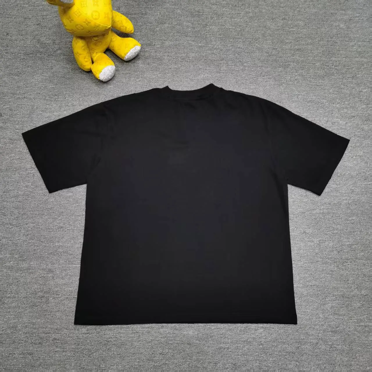 [Top version. Official website quality] BALENCI*GA/25Autumn show spokesperson like direct-injection printing frayed distressed short-sleeved T-shirt #SS25 latest style. Research and development at the first time, different market currencies. Comparisons welcome. The fabric is made of Paris ZP custom-woven and dyed cotton double yarn. Weighing 260 grams, the cloth surface is clean. The cloth pattern is clear, soft and comfortable. The threads are dyed with no color difference. Printing adopts computer direct printing. The garments are washed and worn to make them look old. Jubie market currency. Welcome to compare. The version adopts OS loose shoulder design. Same style for men and women. Color: Black Size: XS S M L P; 130